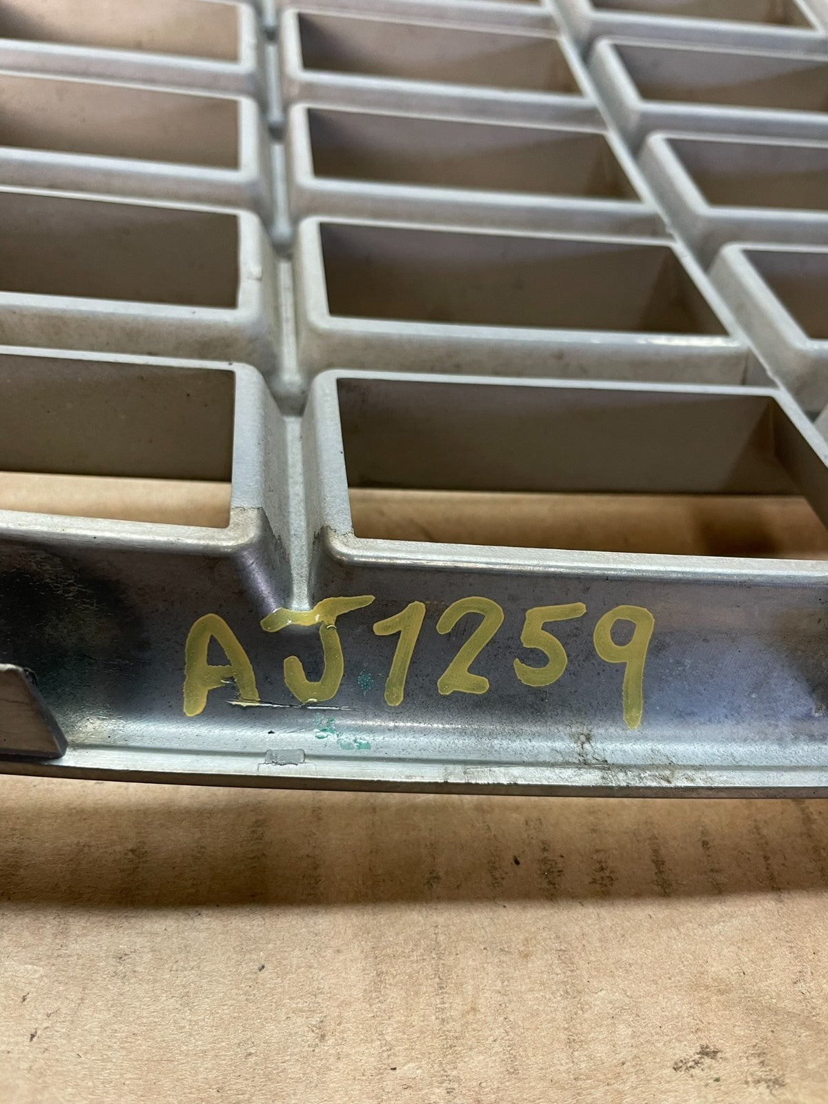 2005 to 2010 Chrysler 300 Front Upper Grille Grill AJ1259 DG5