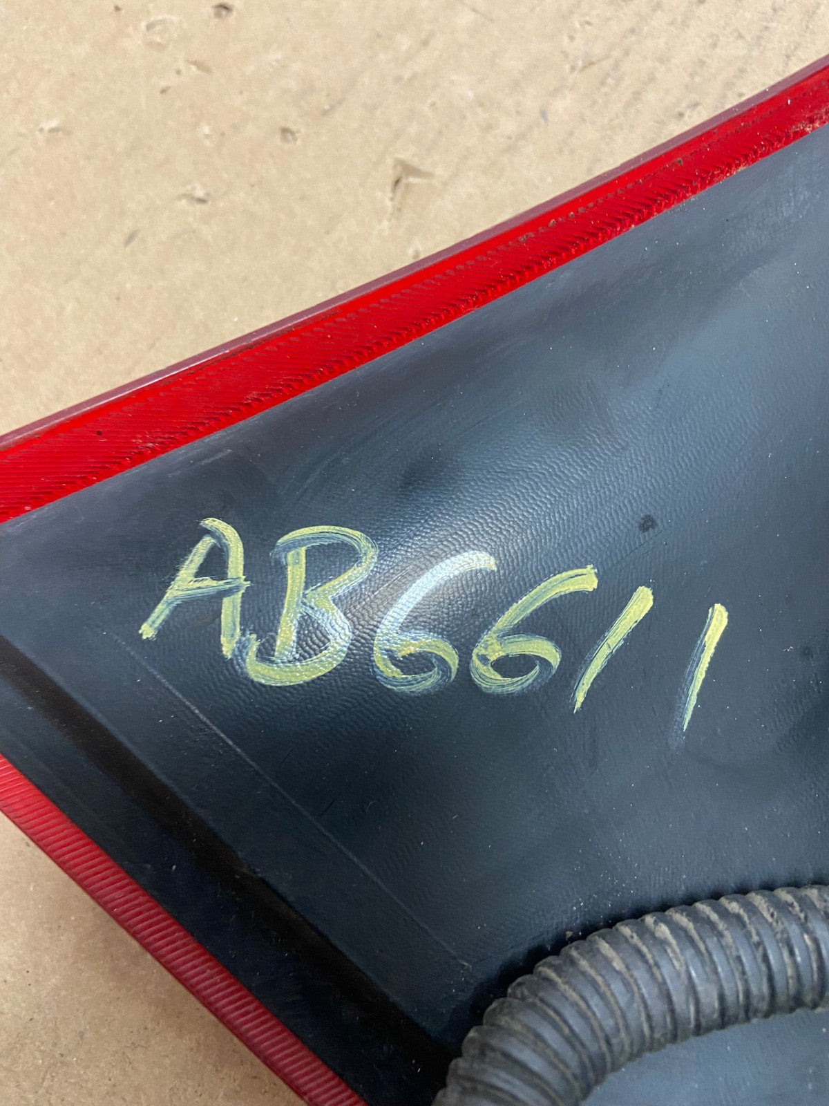2002 - 2006 Chevrolet Avalanche Right Passenger Rh Side Tail Light OEM AB6611 LK6