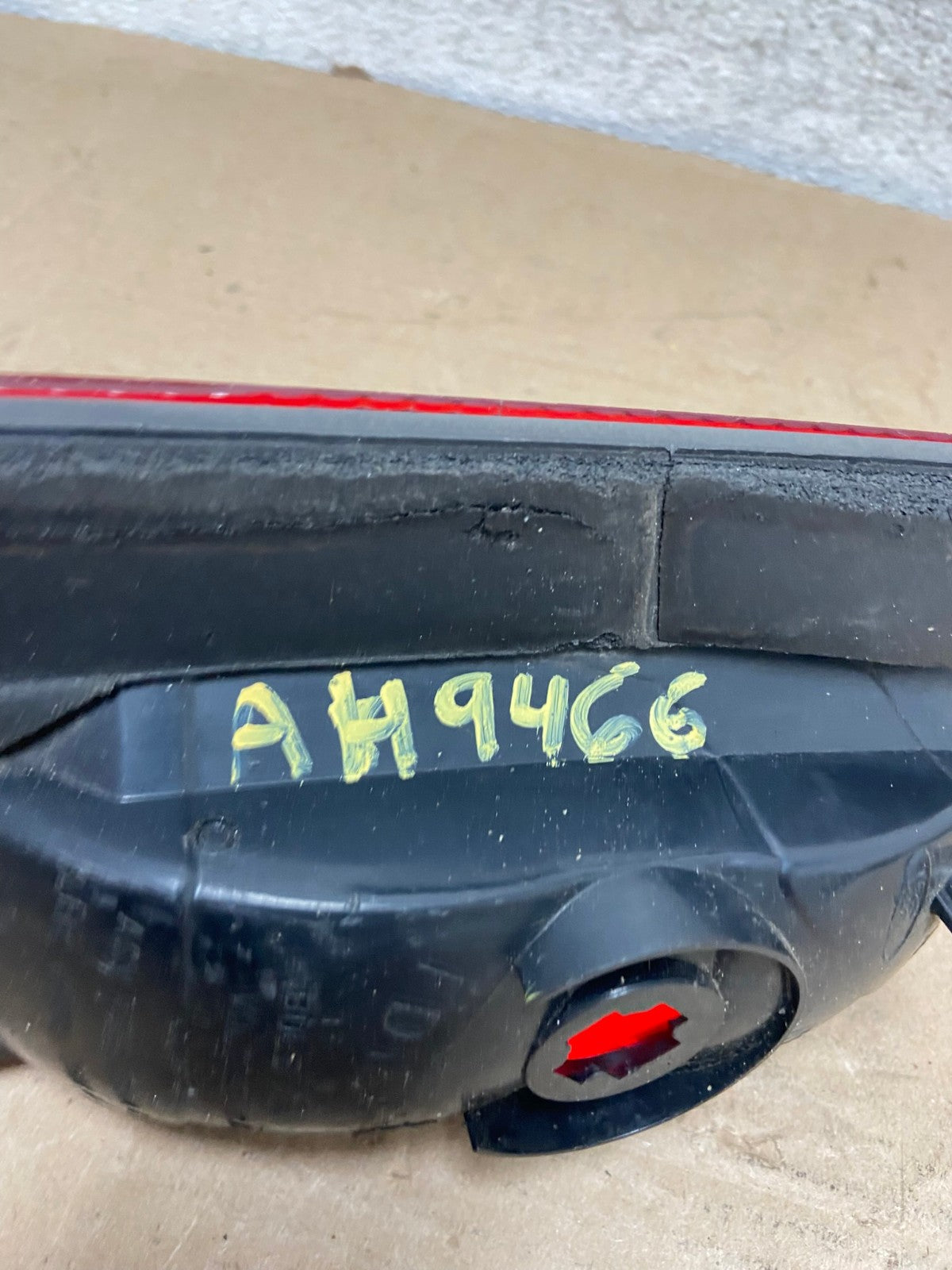 1998-2002 Lincoln Navigator Right Passenger Side Tail Light Inner AH9466 LK6