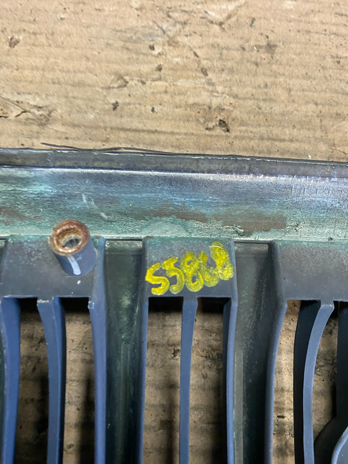 2001 to 2005 Hyundai Sonata Front Upper Grille Grill Bumper OEM S5868 DG15