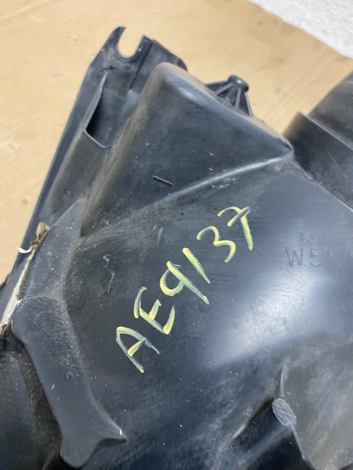 2005 - 2006 Mazda Tribute Right Passenger Rh Headlight AE9137 DW9
