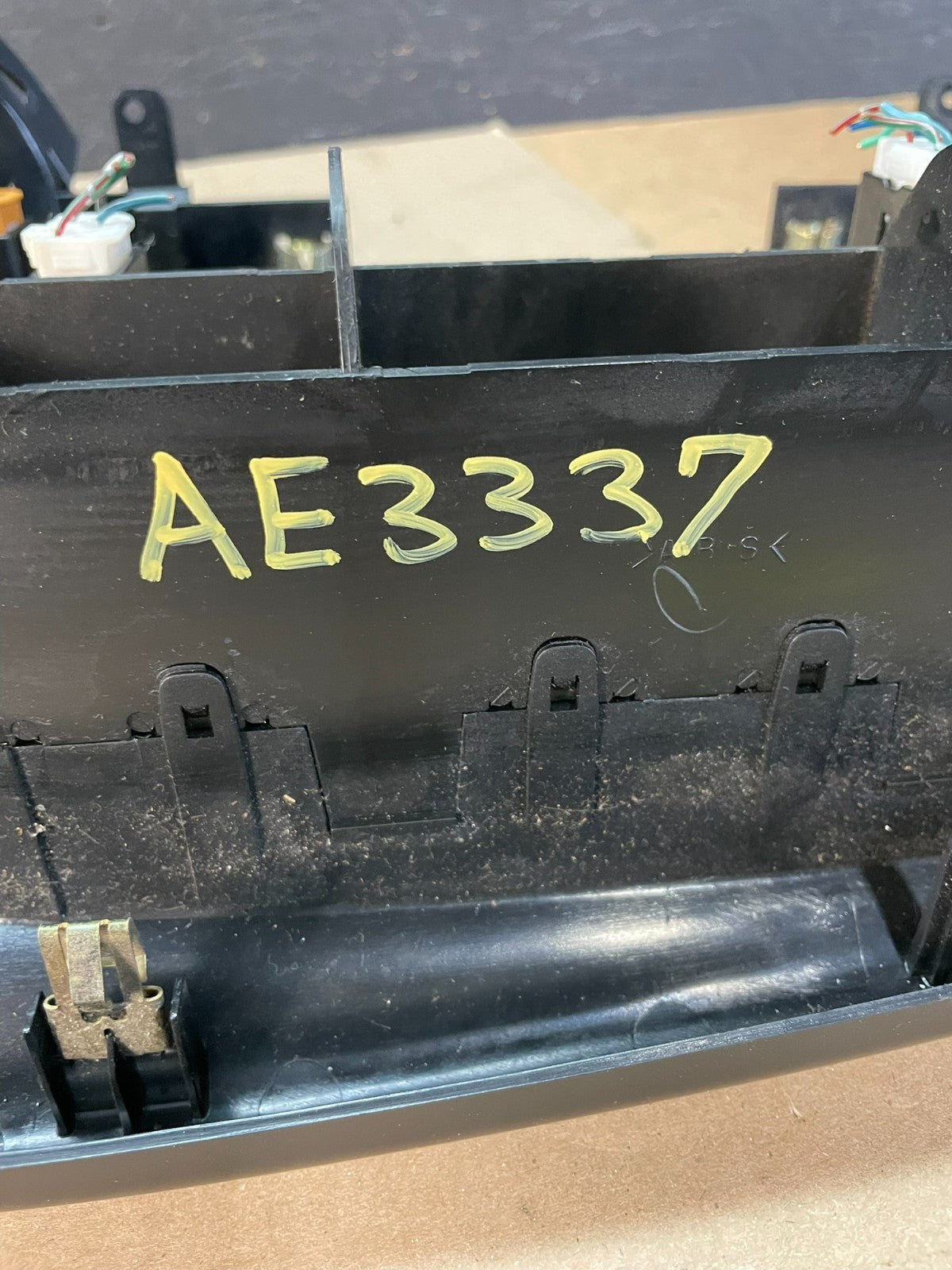 2000 to 2001 Isuzu Trooper Speedometer Radio Air Vent Bezel Trim AE3337 DG6
