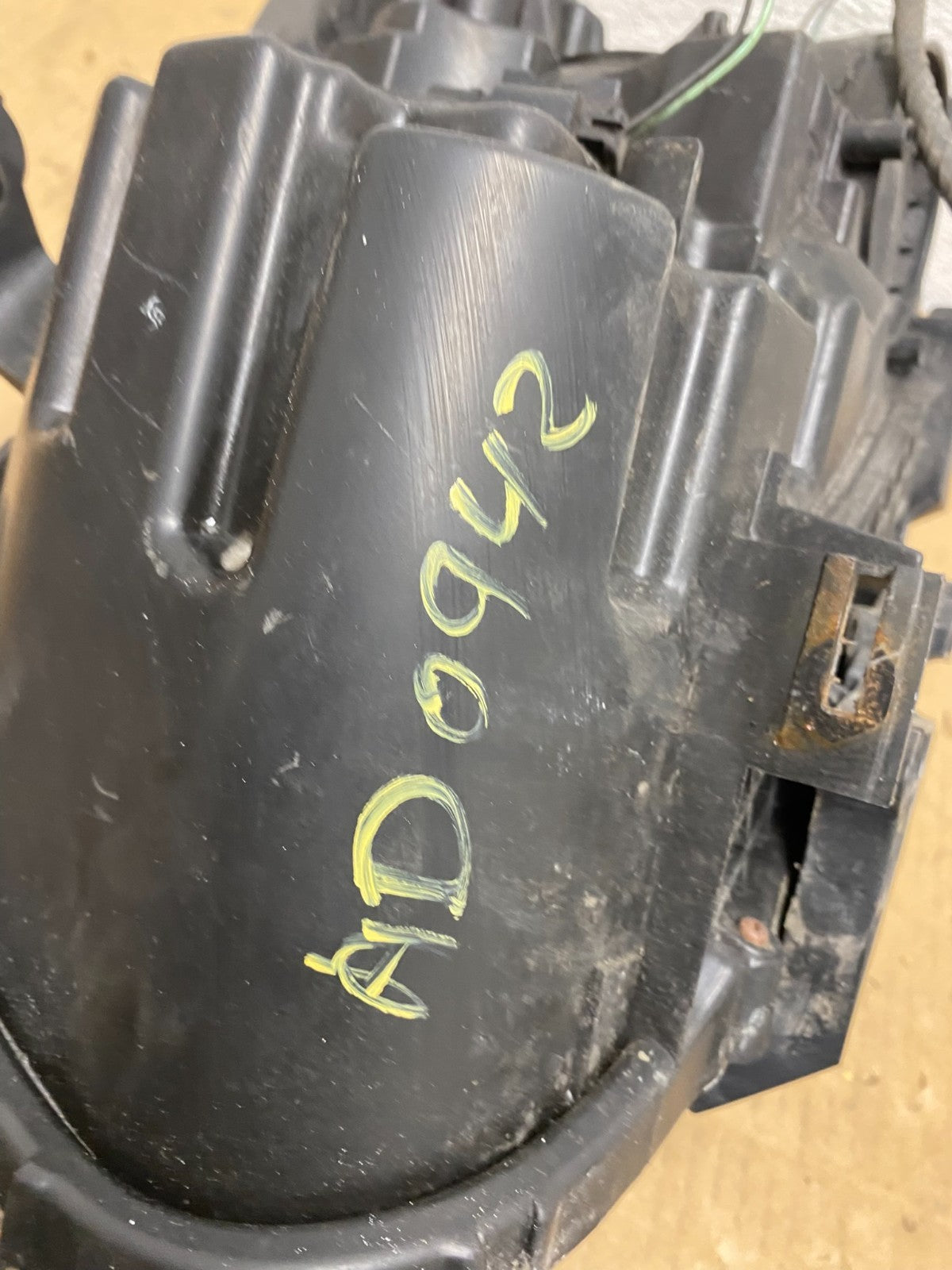 2009-2013 Nissan Rogue Right Passenger Halogen Headlight AD0942 DW9