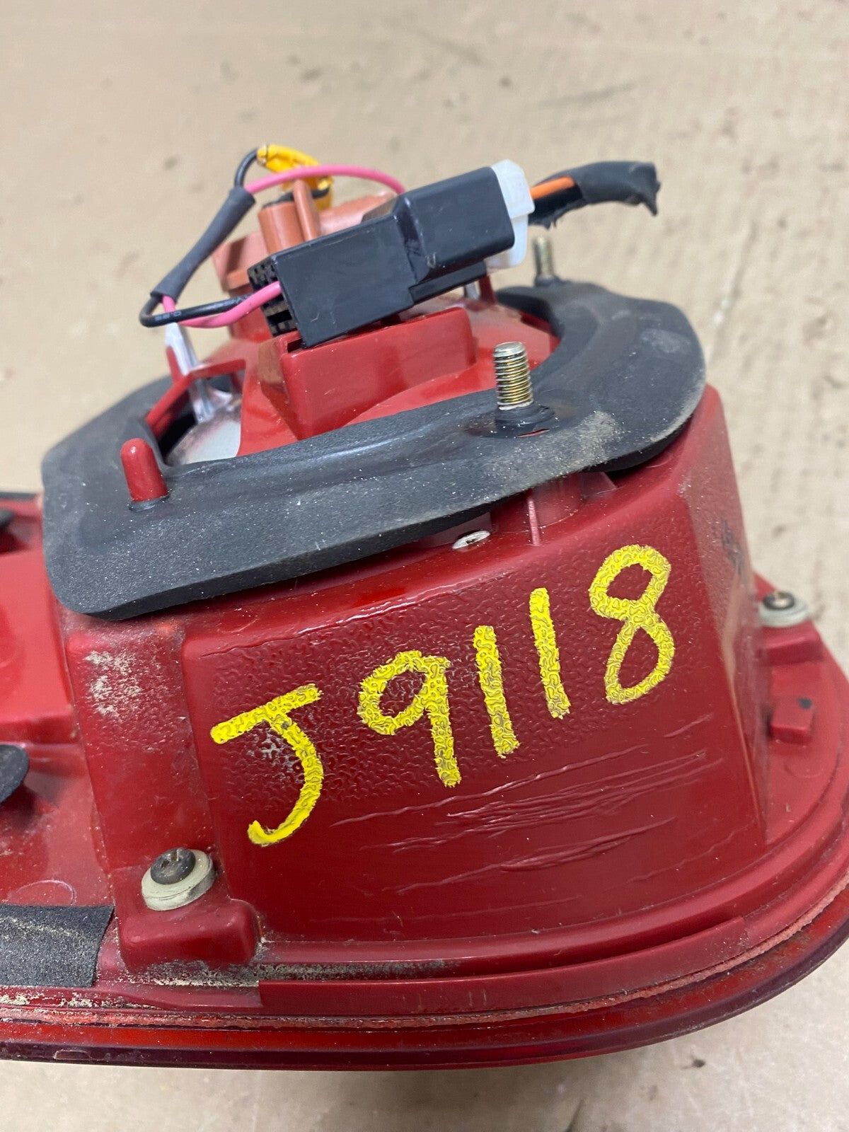 2004 2005 2006 Kia Amanti Right Passenger Side Tail Light Inner OEM J9118 KC7