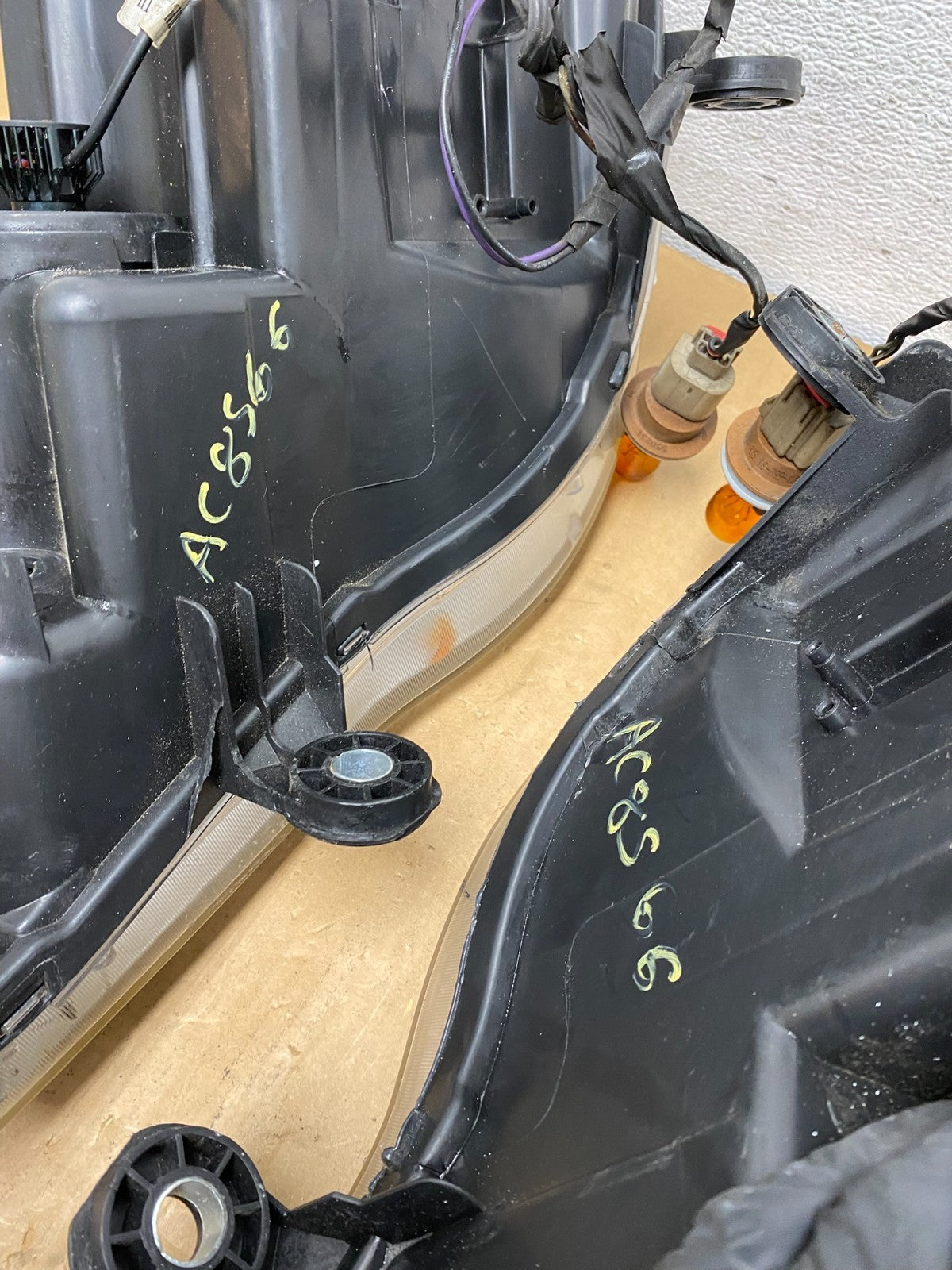 2008 to 2016 Chrysler Town and Country Left+Right Side Headlights AC8566 DW9