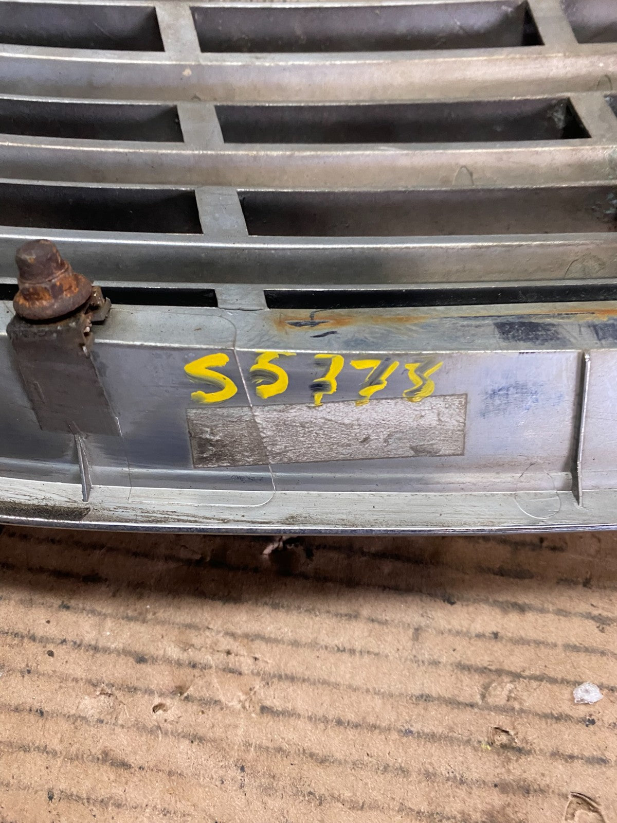 2001 to 2004 Kia Sedona Front Upper Grill Grille OEM S5773 DG16