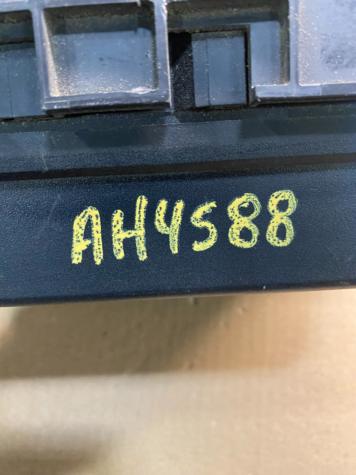 2008 2009 Chrysler 300 Charger Totally Integrated Module Fuse Box AH4588 DG7