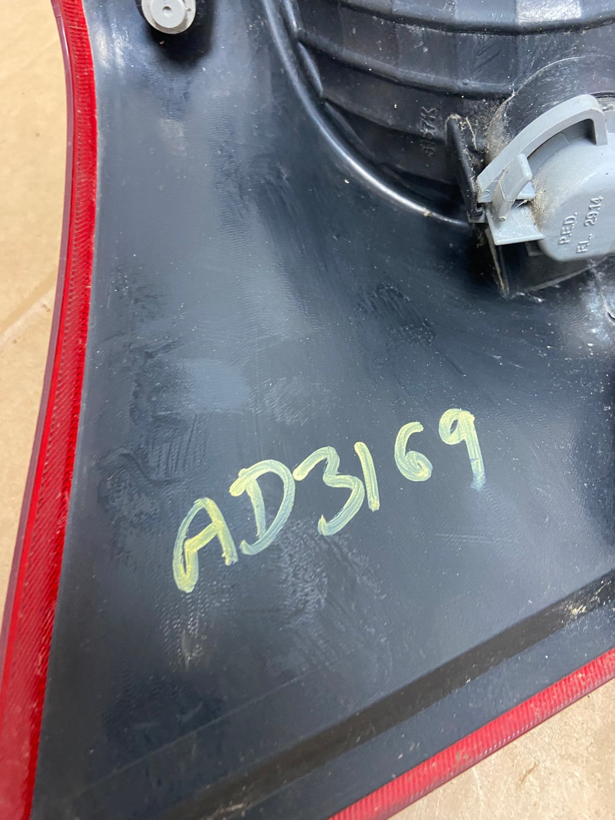 2002 - 2006 Chevrolet Avalanche Right Passenger Rh Side Tail Light AD3169 LK6