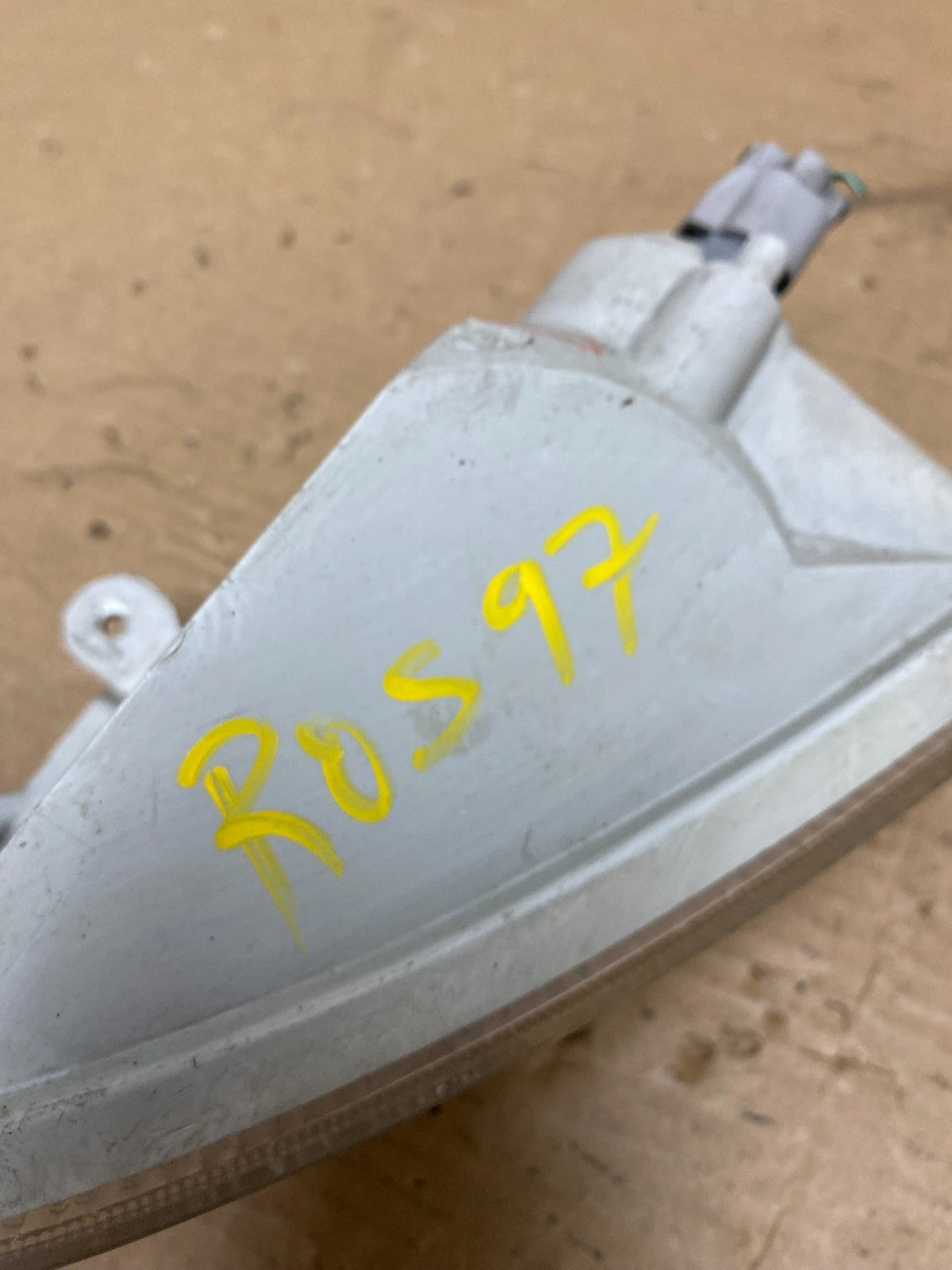 1997 to 2001 Mitsubishi Mirage Right Passenger RH Turn Signal OEM R0597 DW7