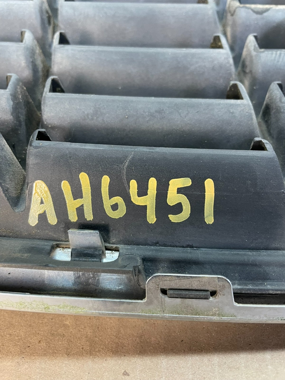 2000 to 2002 Audi A4 Upper Front Grill Grille ah6451 DG5