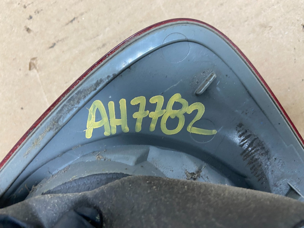 2005 - 2007 Toyota Sequoia Right Passenger RH Tail Light Inner AH7782 DW5