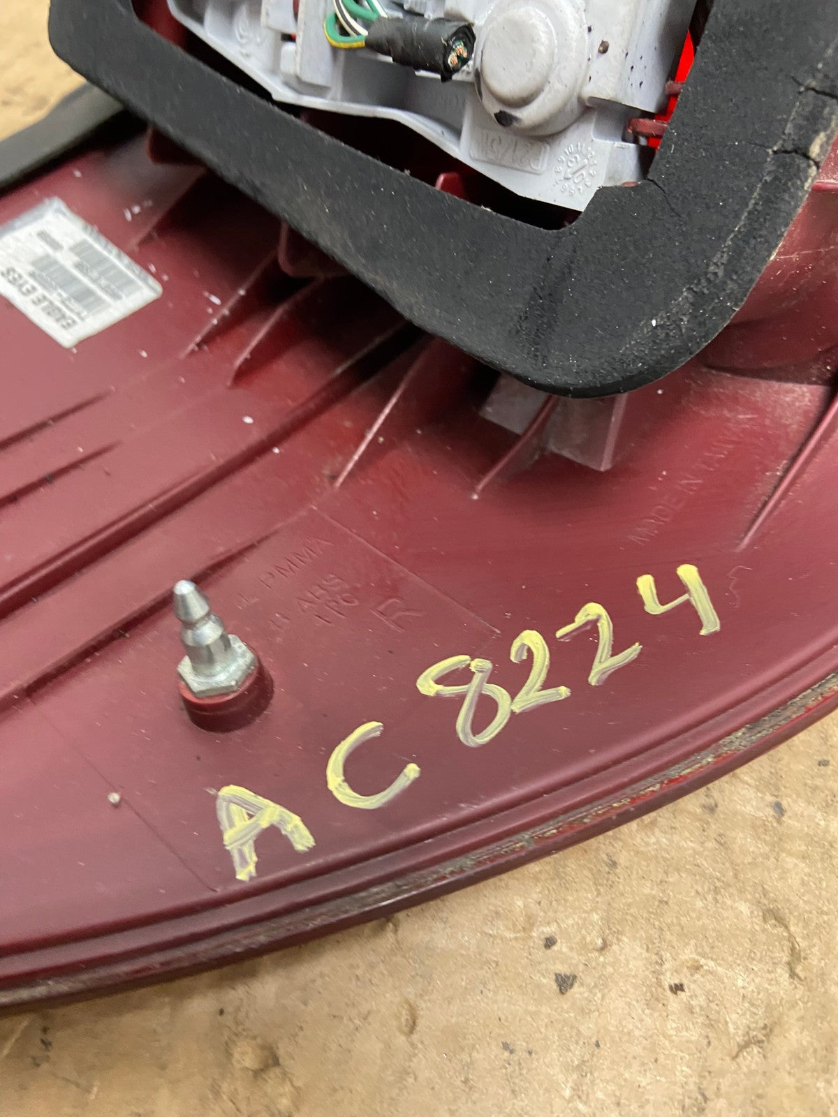 2004-2005 Toyota Sienna Right Passenger Rh Side Tail Light AC8224 LK6