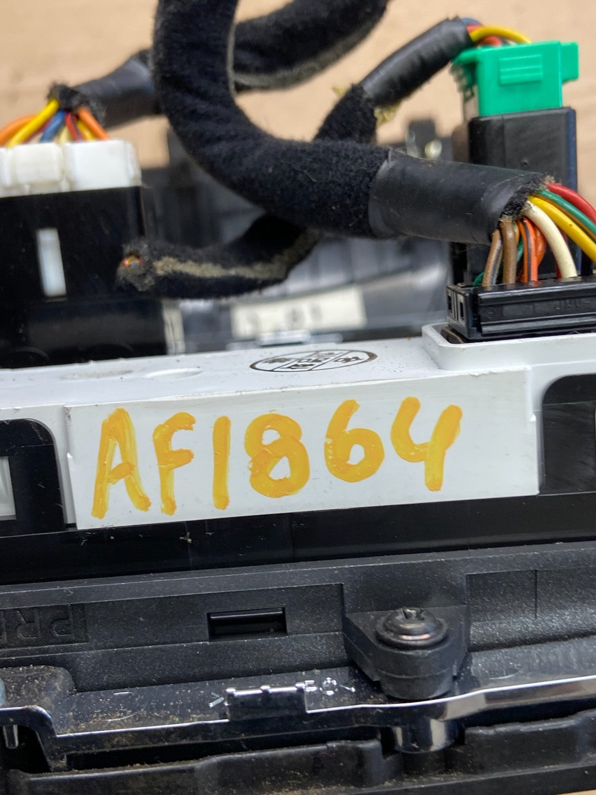 2003 2009 Kia Sorento Center Radio Clock Hazard Switch Trim AF1864 DG6