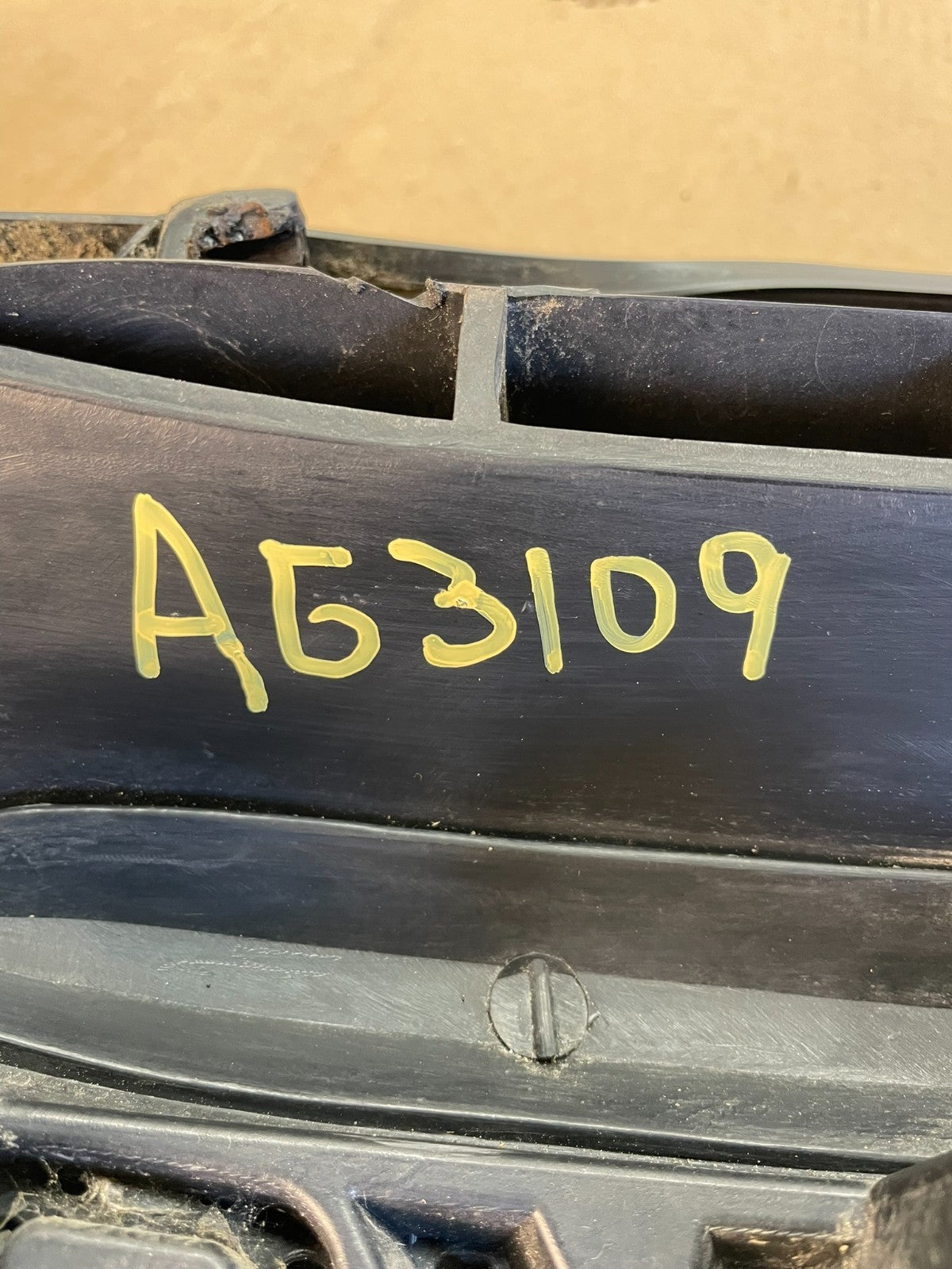 2001 to 2004 Toyota Sequoia Front Upper Grill Grille W/ Emblem AG3109 DG5