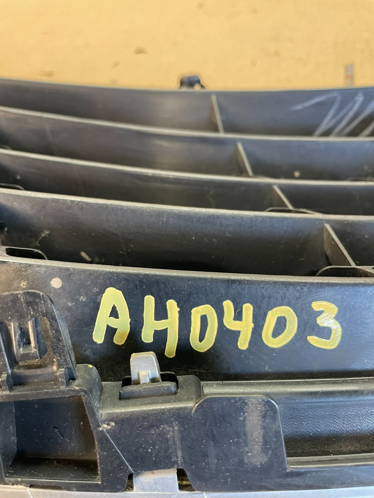 2012-2014 Nissan Versa Sedan (2nd gen) Front Upper Grill Grille AH0403 DG5