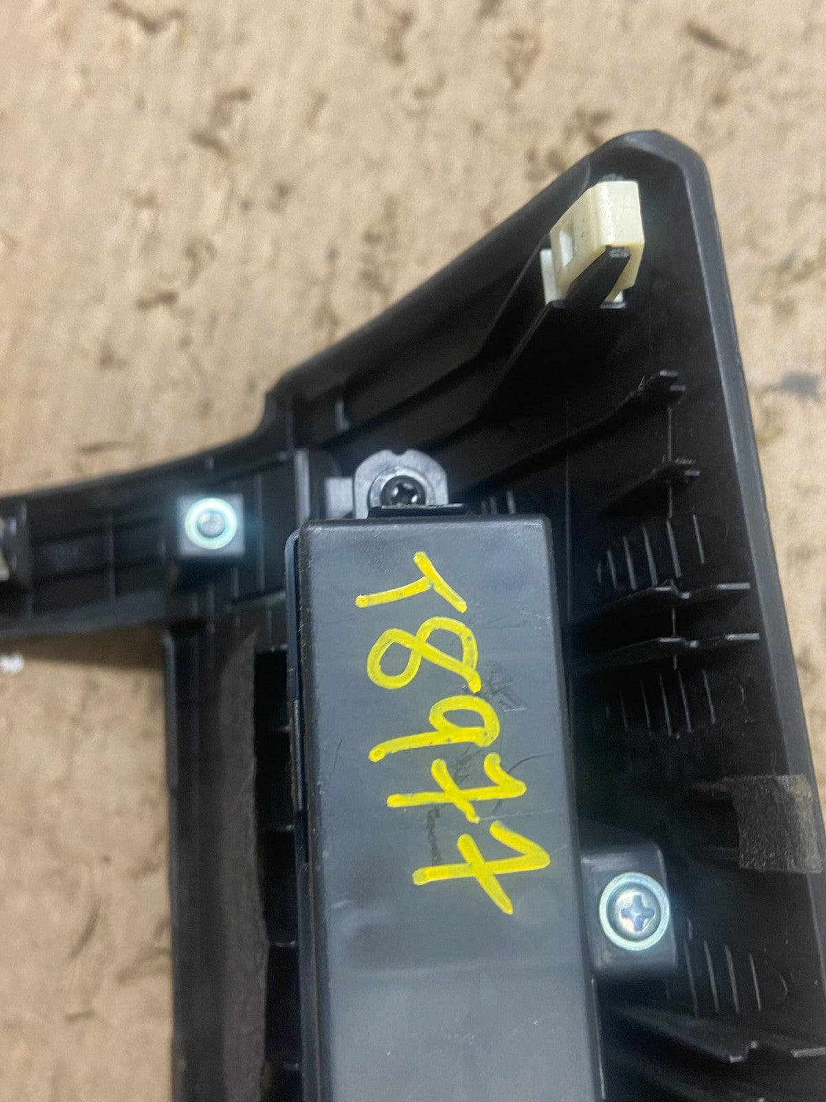 2011 to 2013 Kia Sorento Center Radio Climate Control Clock Trim T8977 DG7