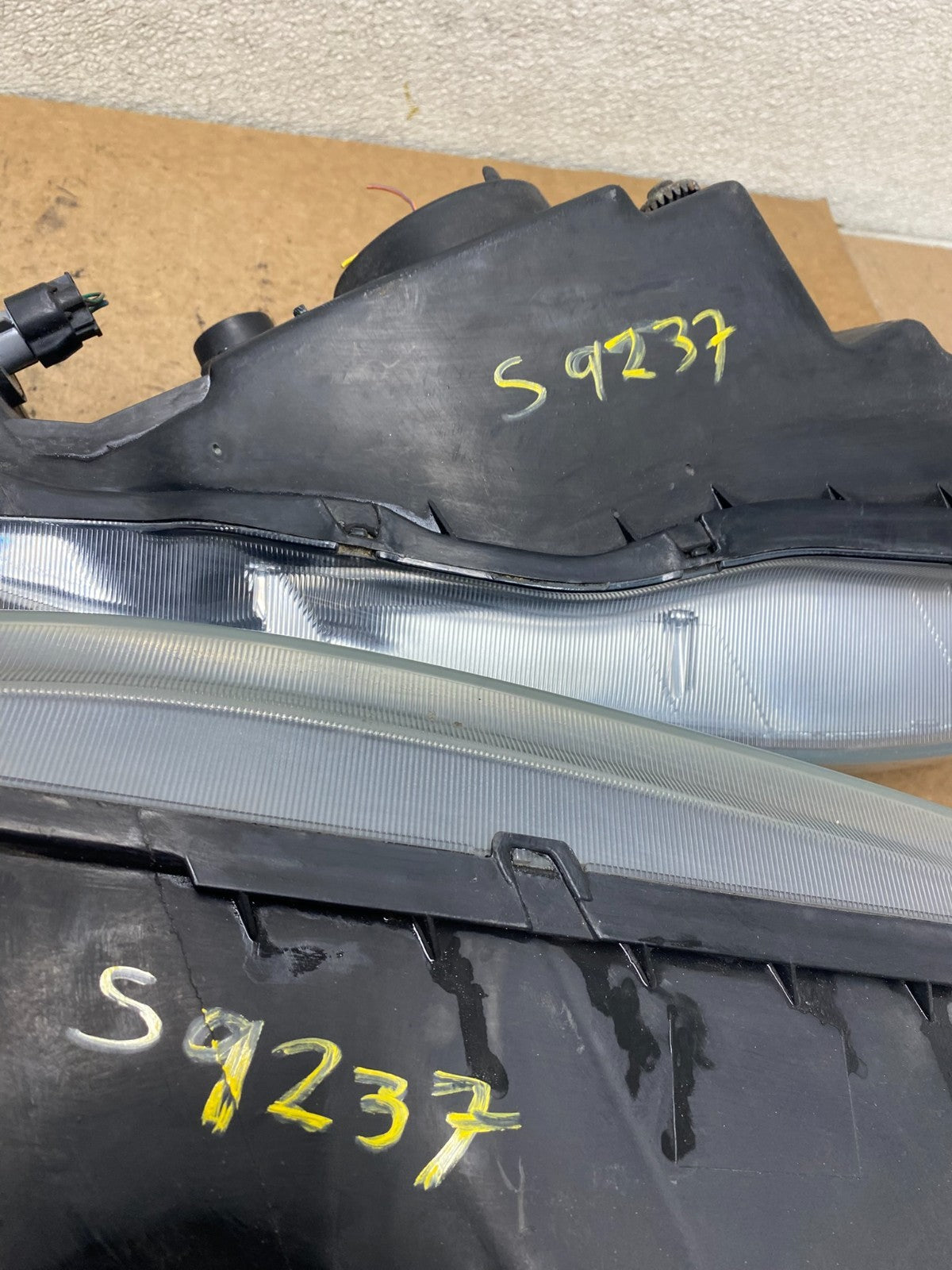 2002 to 2003 Mitsubishi Galant Left+Right Side Headlights S9237 DW8