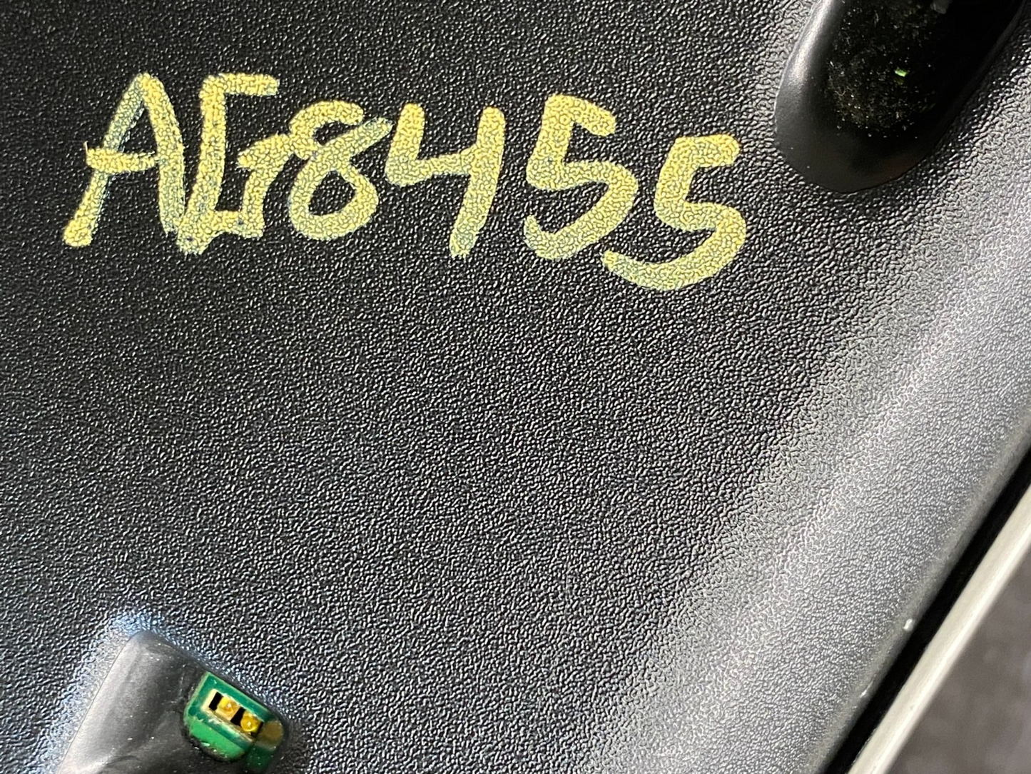 2004 2005 2006 Volvo S40 Radio Climate Control Shifter Panel Bezel AG84559