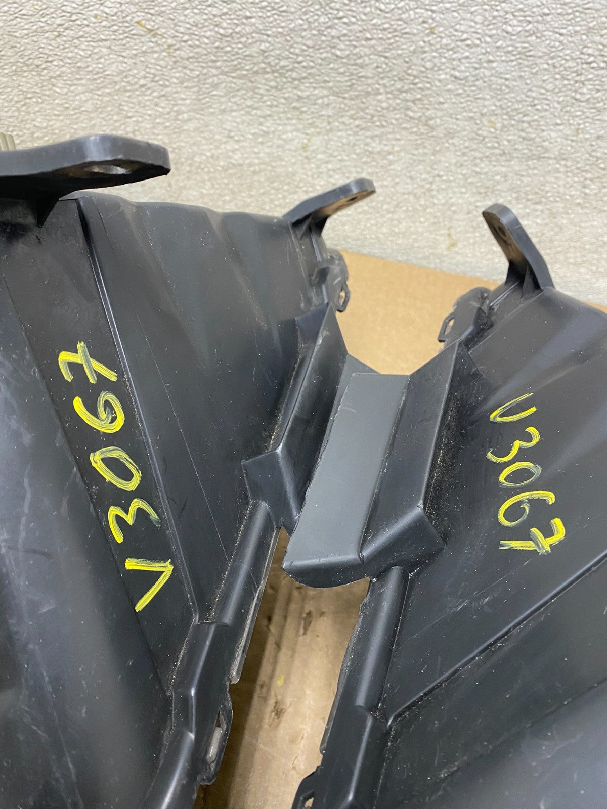 2005 to 2009 Ford Mustang Left+Right Set Side Black Halogen Headlights V3067 DW13