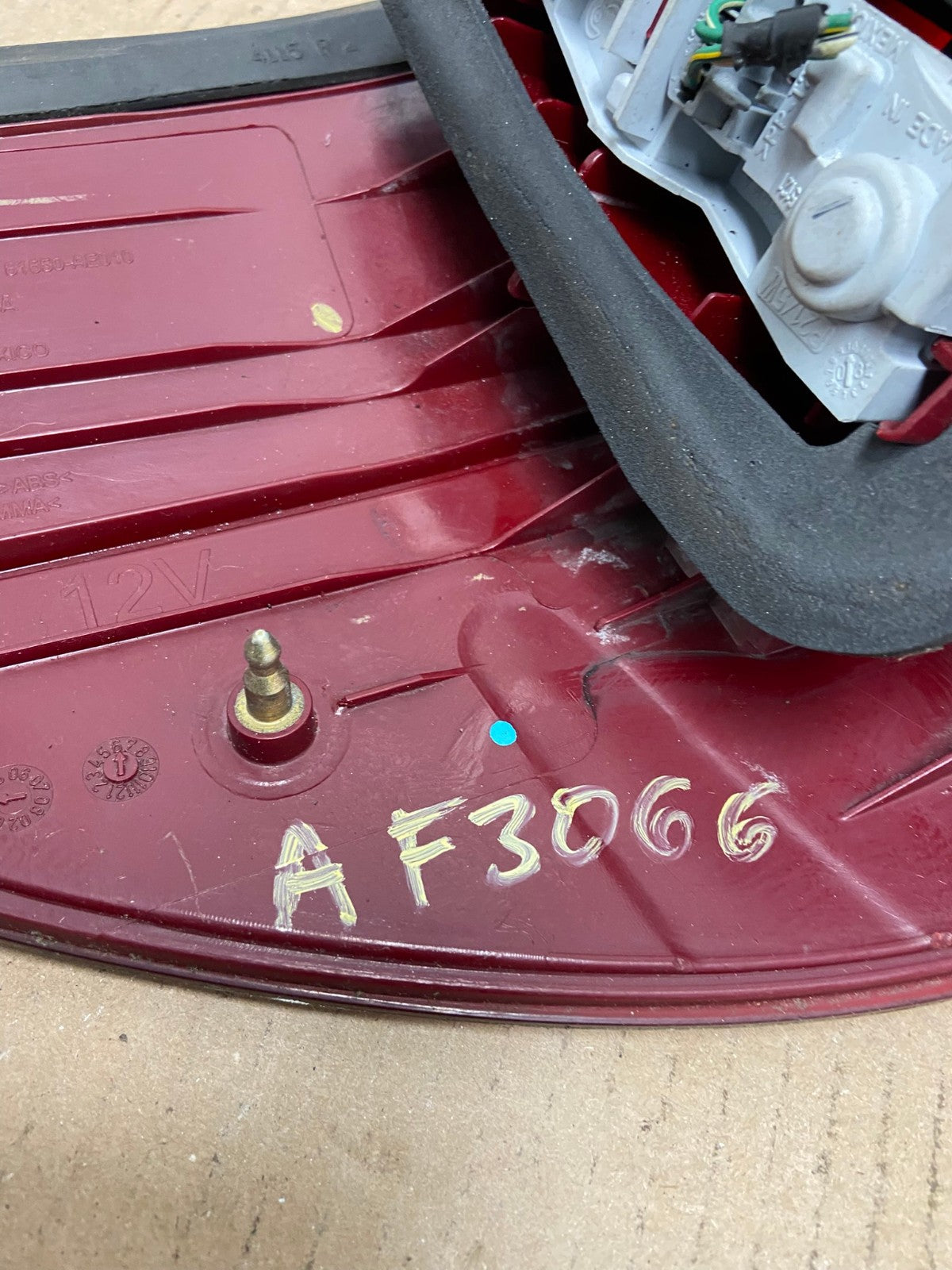 2004-2005 Toyota Sienna Right Passenger Rh Side Tail Light AF3066 LK6
