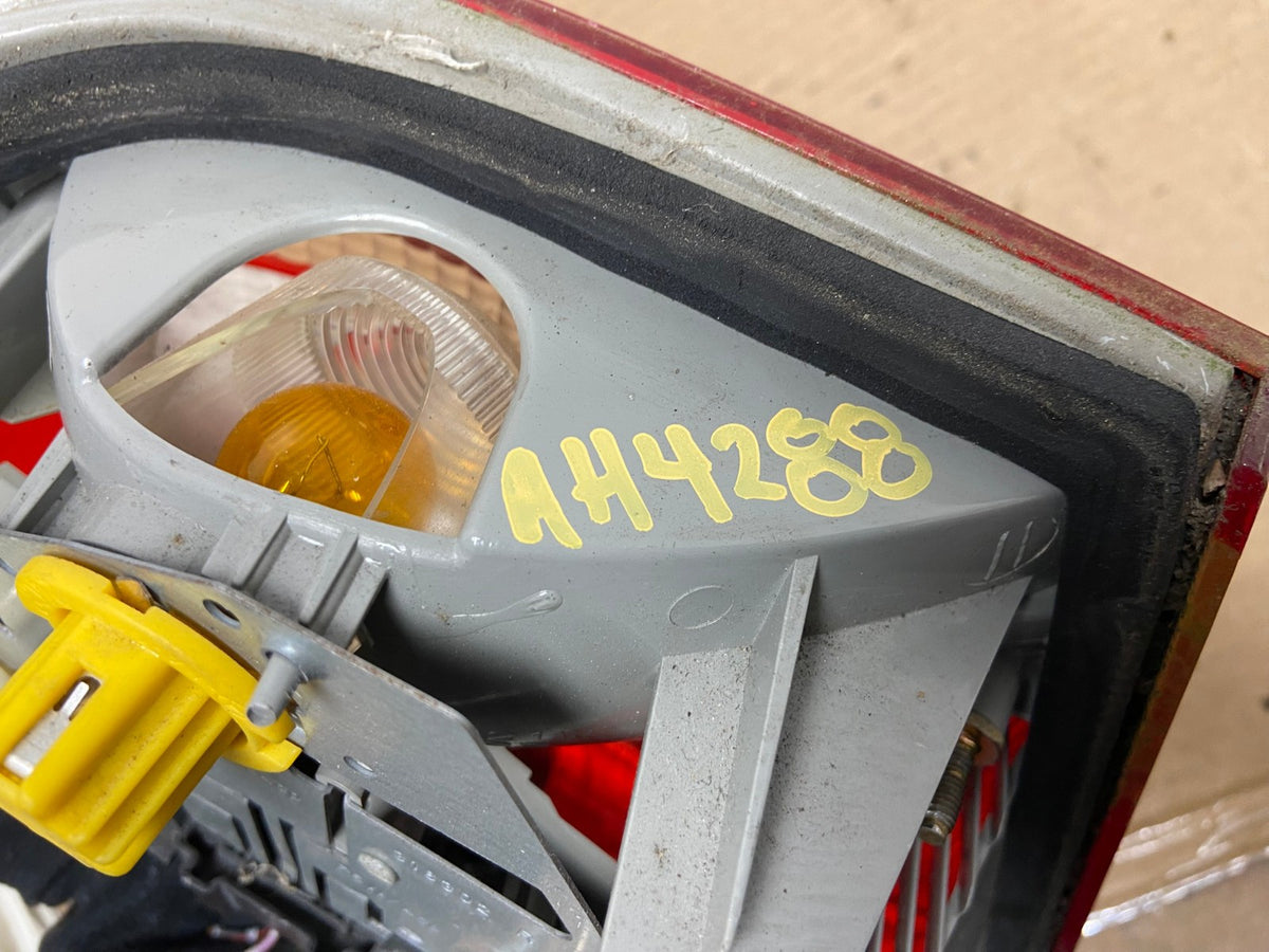 2000-2002 Mercedes-Benz E-CLASS E430 Right Passenger Side Tail Light AH4288 LK5