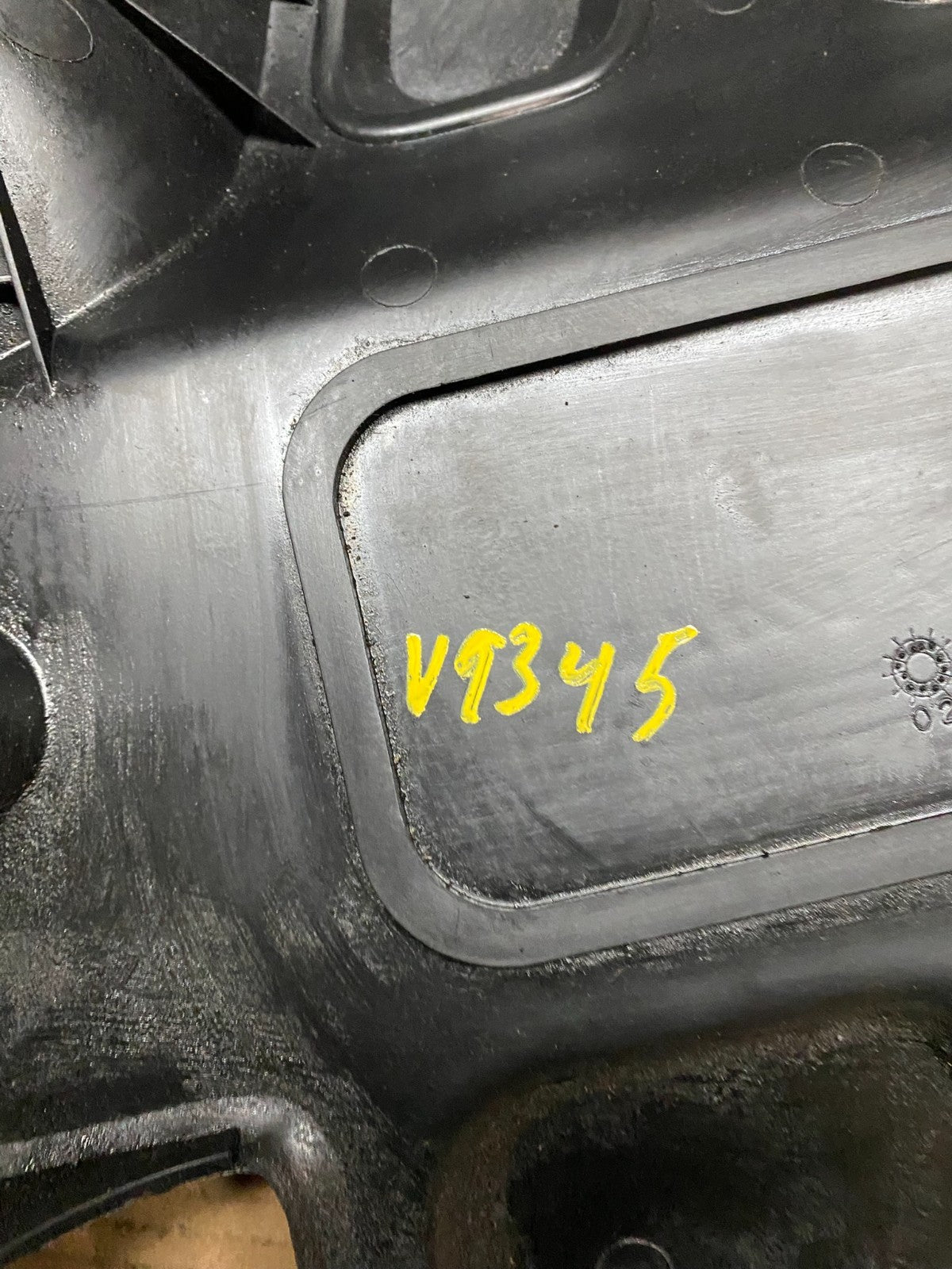 2001 to 2004 Mazda Tribute DOHC 24 VALVE Engine Shield Top Cover v9345 DG9