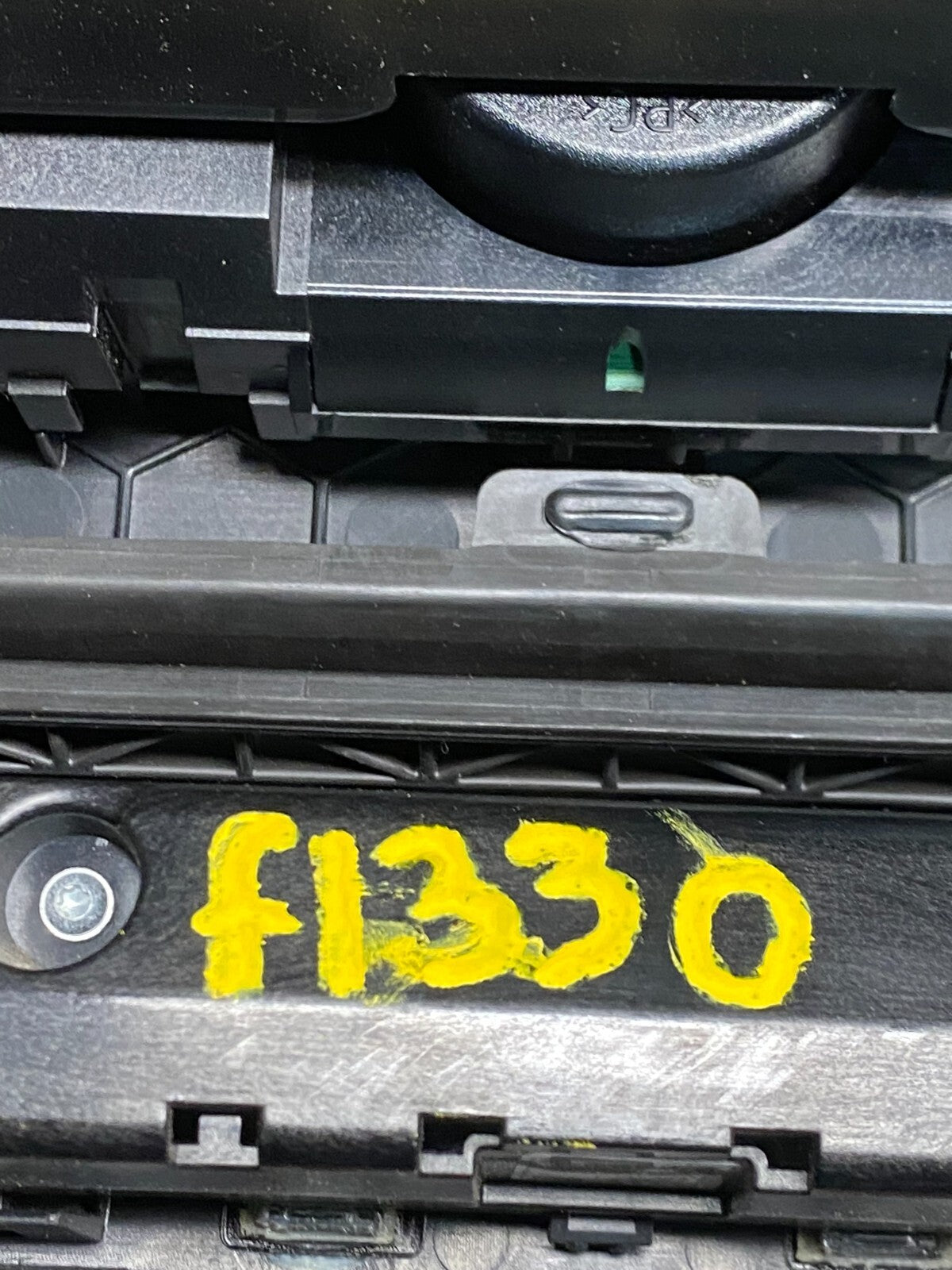 2006 - 2010 Land Rover LR2 Center Dash Screen Display Radio Clock F1330 DG1 Oem7