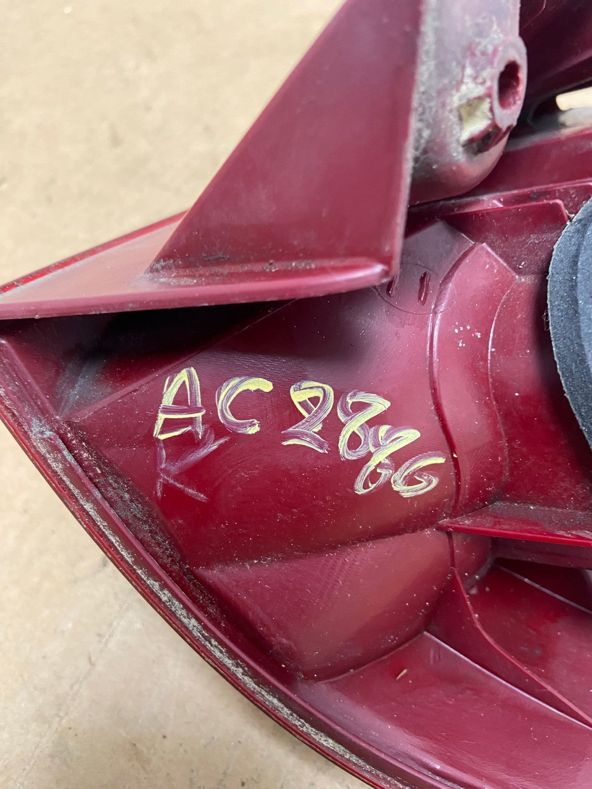 2004 to 2005 Toyota Sienna Left Driver LH Side Tail Light AC2886 LK6