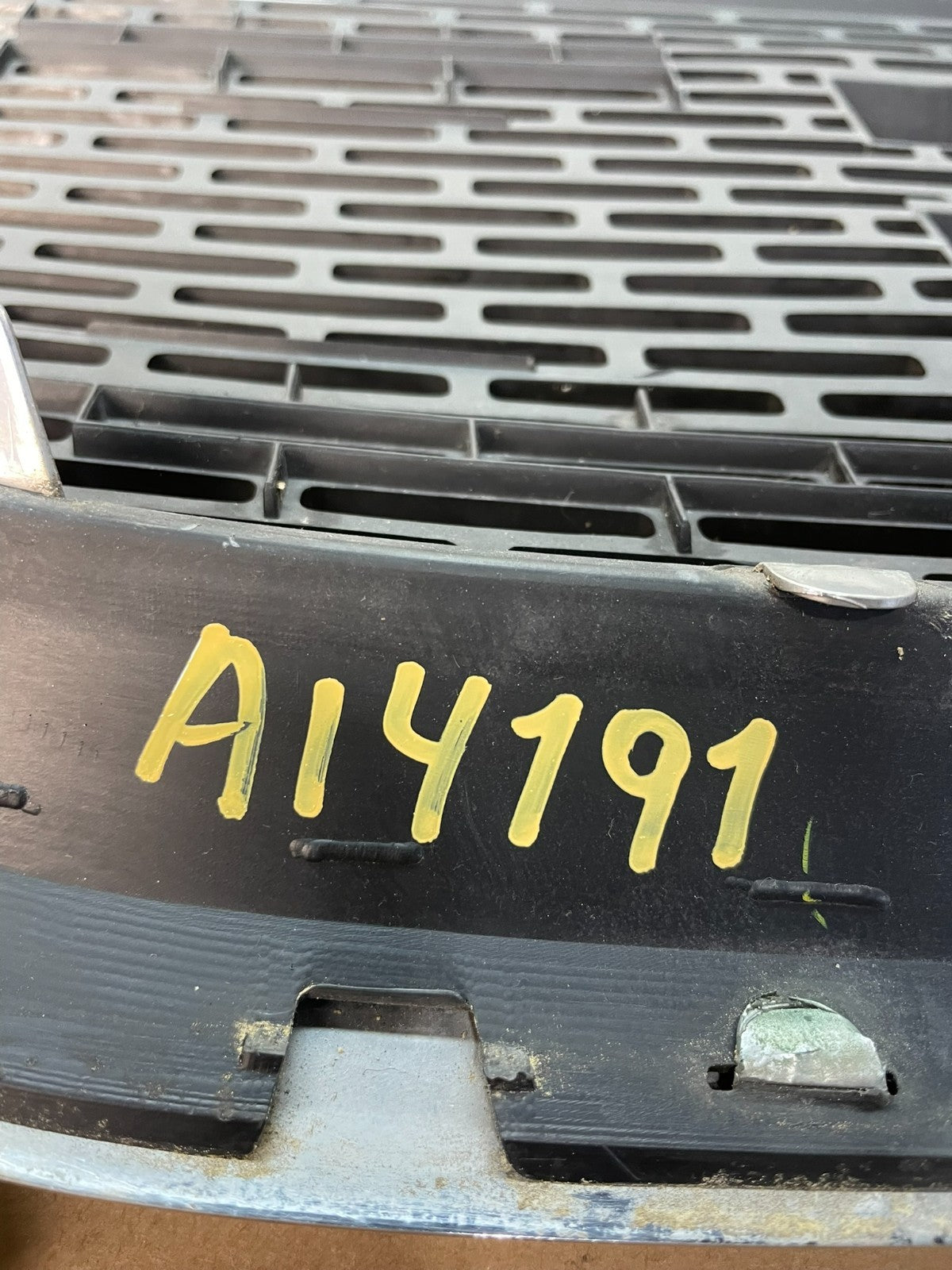 2007 to 2012 GMC Acadia Front Upper Grill Grille AI4191 DG5