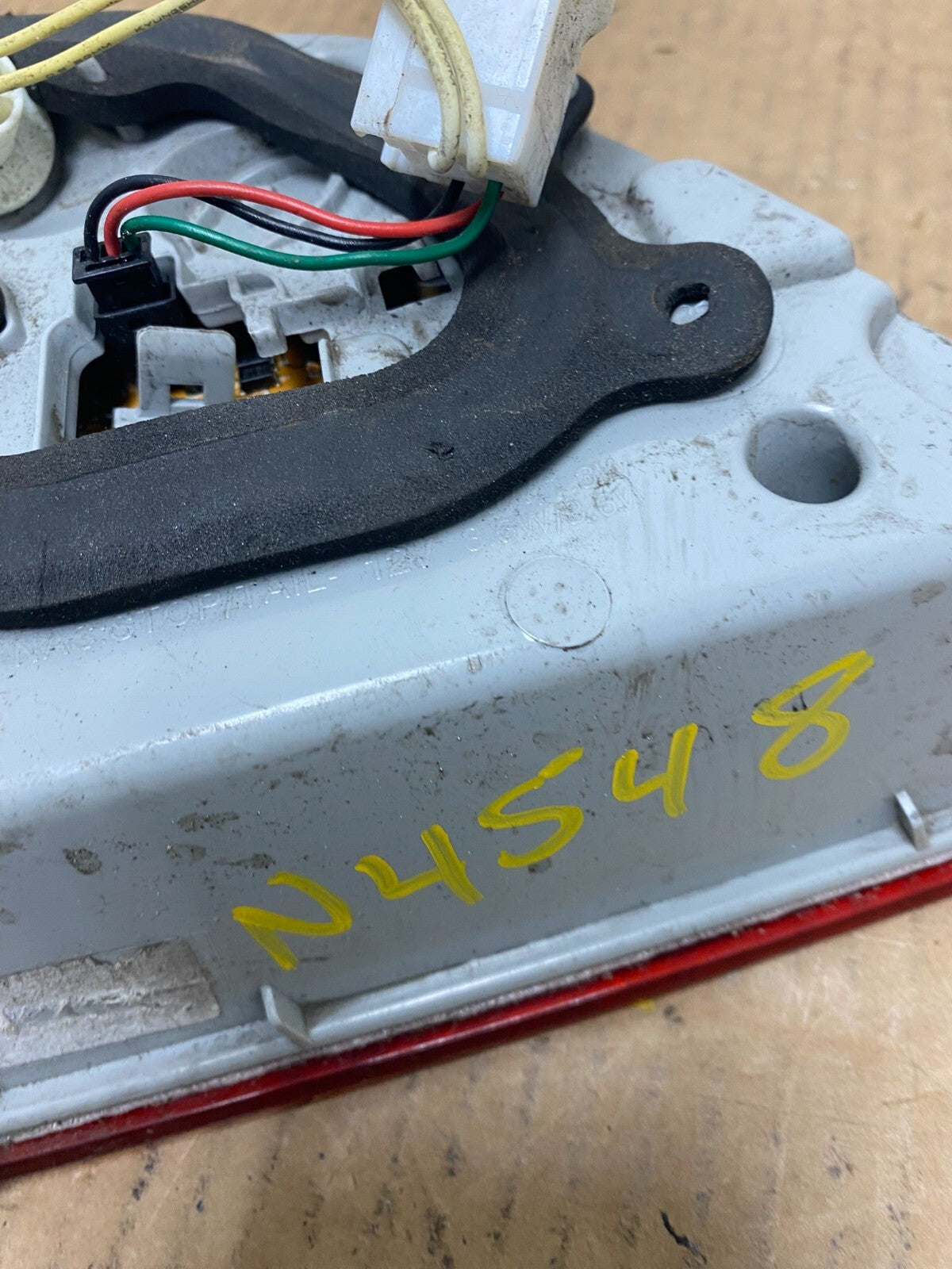 2009-2011 Hyundai Genesis Sedan Right Passenger Inner Tail Light N4548 DW6