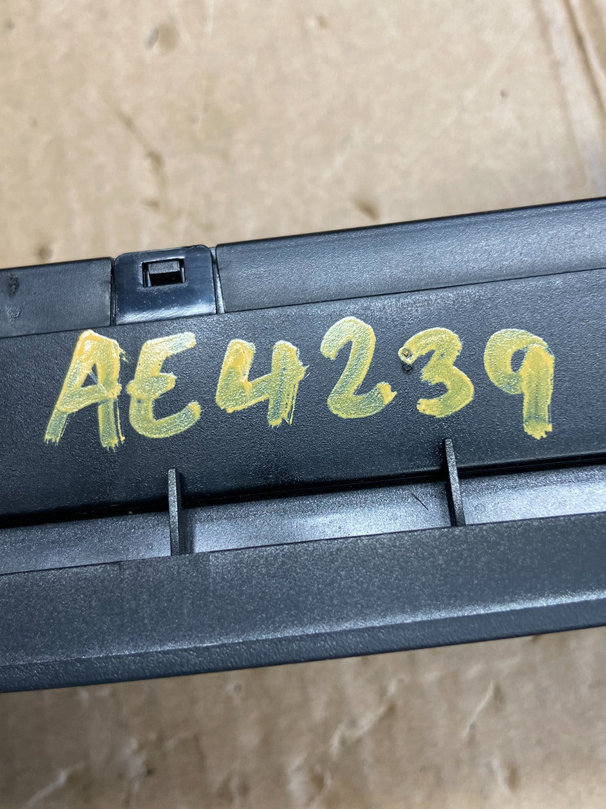 2007 to 2009 Hyundai Santa Fe Center Dashboard Radio Bezel Trim AE4239 DG6