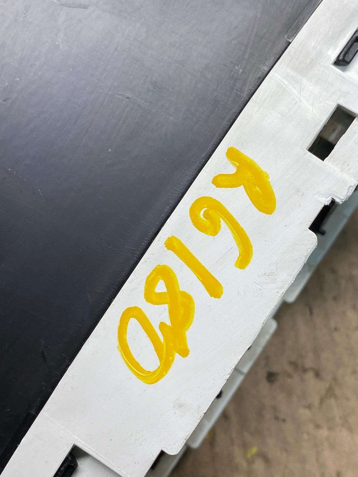 2008 - 2011 Mitsubishi Endeavor Speedometer Cluster Gauge 8100a982 R6180 DG8