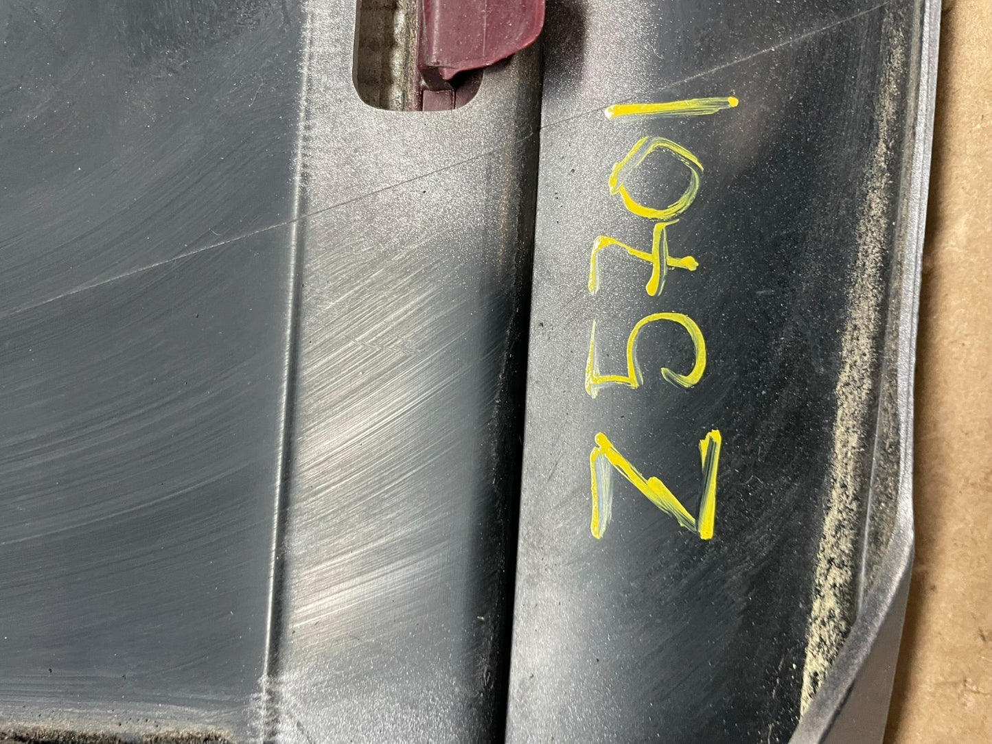 2000-2002 Saturn SL2 Sedan Center Tail Light Lid Trunk Rear Panel Z5701 DG10
