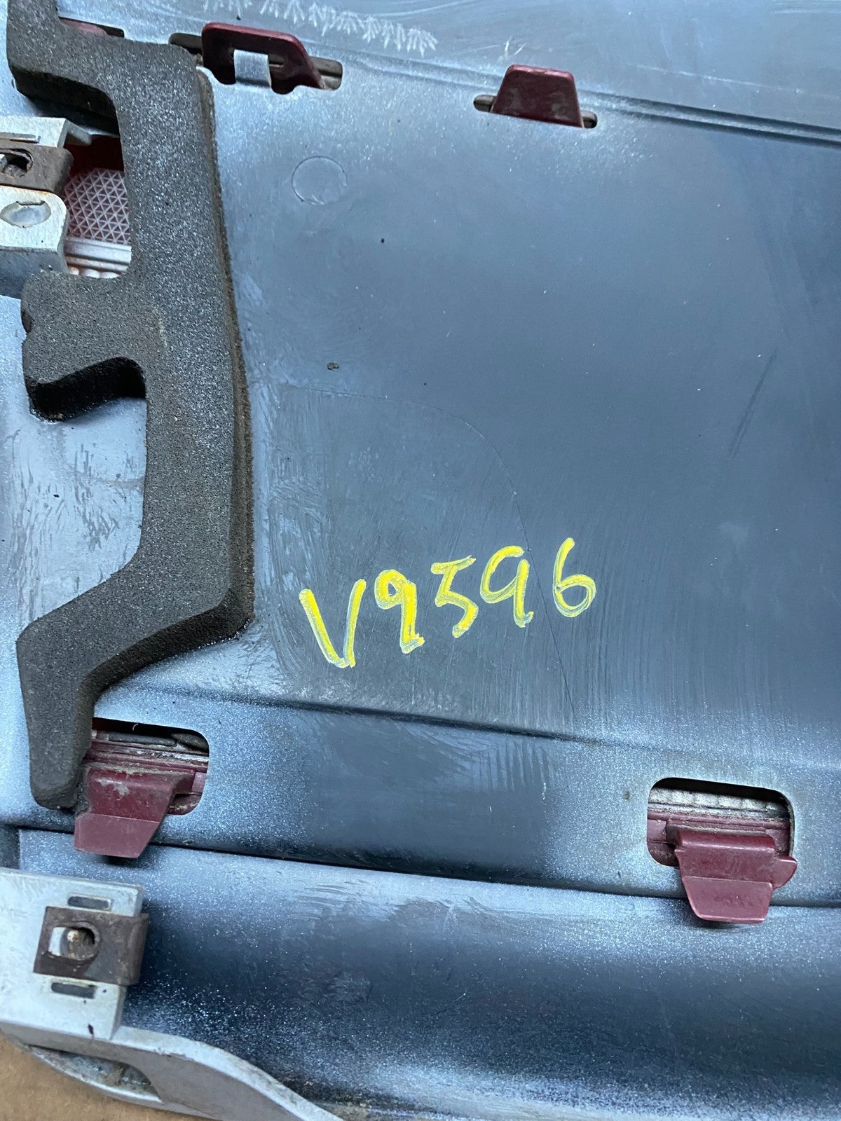 2000-2002 Saturn SL2 Sedan Center Tail Light Lid Trunk Rear Panel V9596 DG13