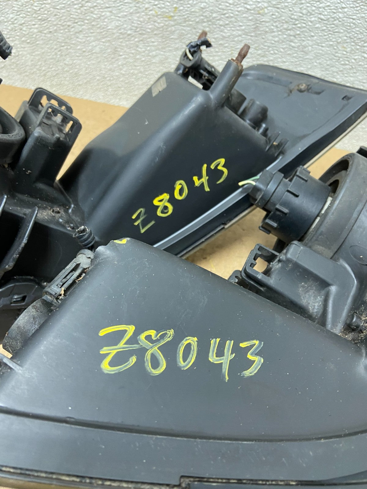 1999 to 2004 Ford Mustang Left+Right Set Side Black Headlights Z8043 DW12