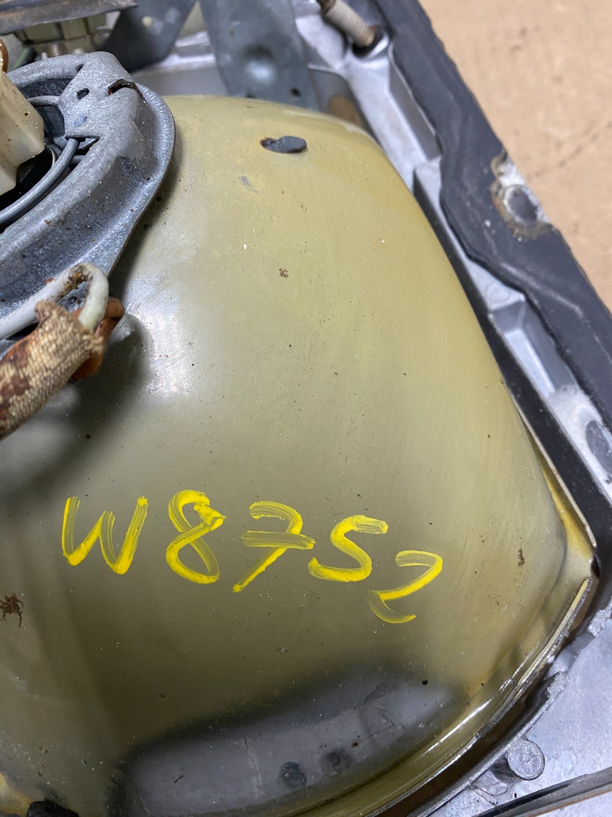 Mercedes W116 S-Class Left Driver LH Halogen Headlight OEM w8752 DG10
