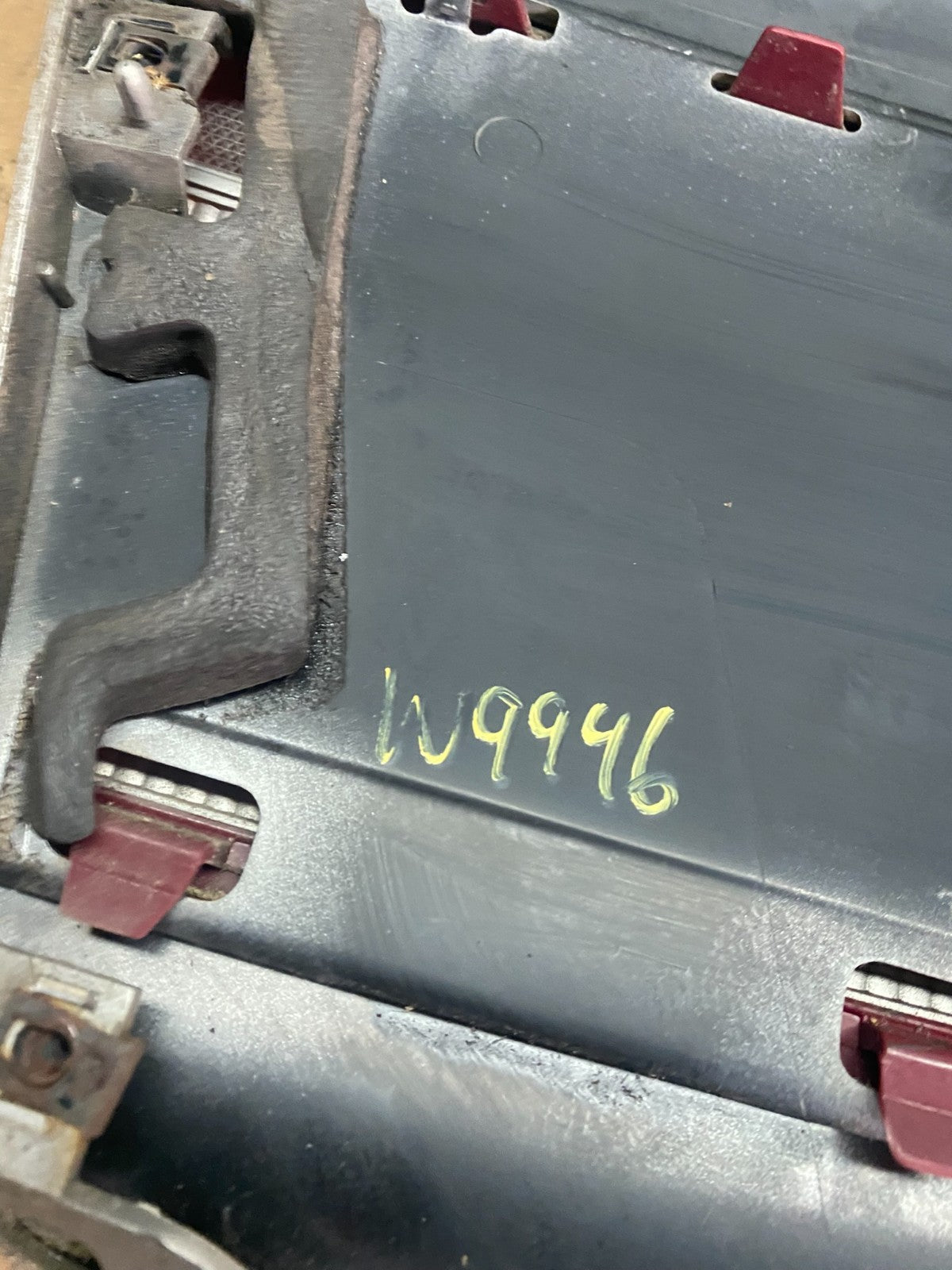 2000-2002 Saturn SL2 Sedan Center Tail Light Lid Trunk Rear Panel V6799 DG11