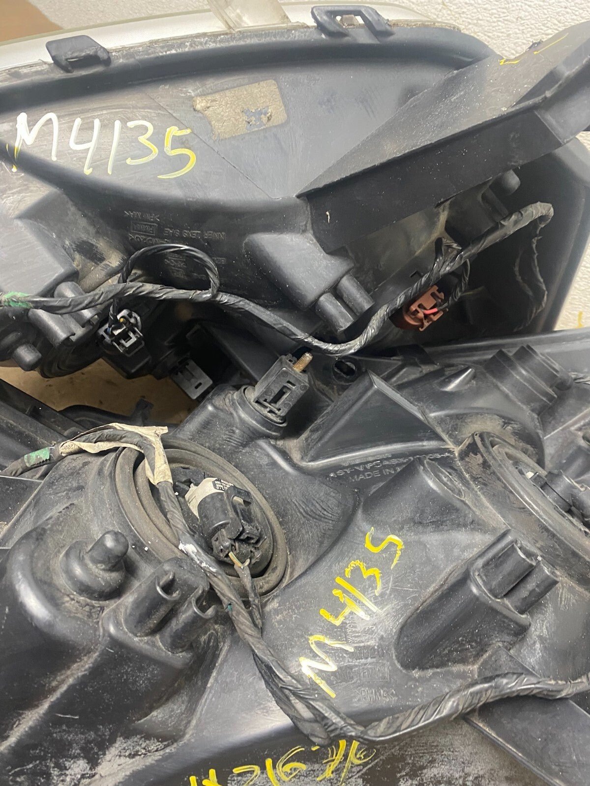 2004 to 2007 Nissan Armada Left+Right Side Set Headlights Oem M4135 DW22