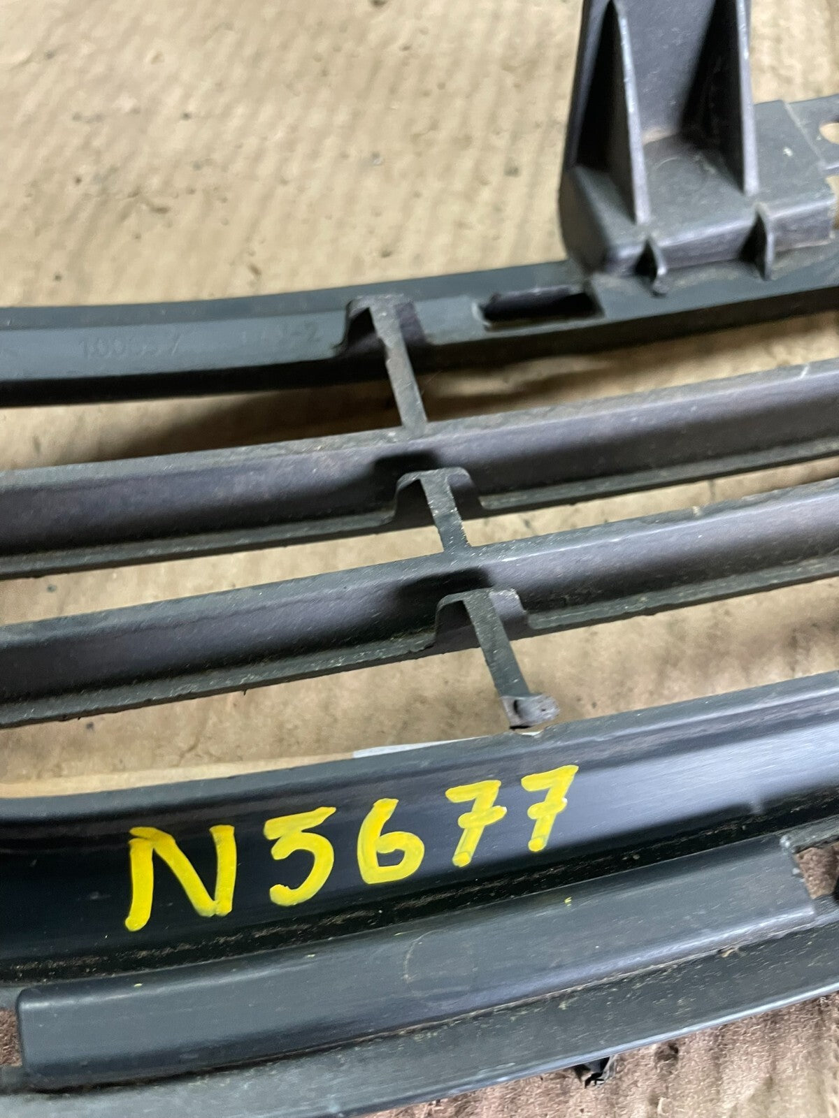 2014 to 2016 Chevrolet Malibu Front Bumper Center Grille Black 22995188 n5677 DG12