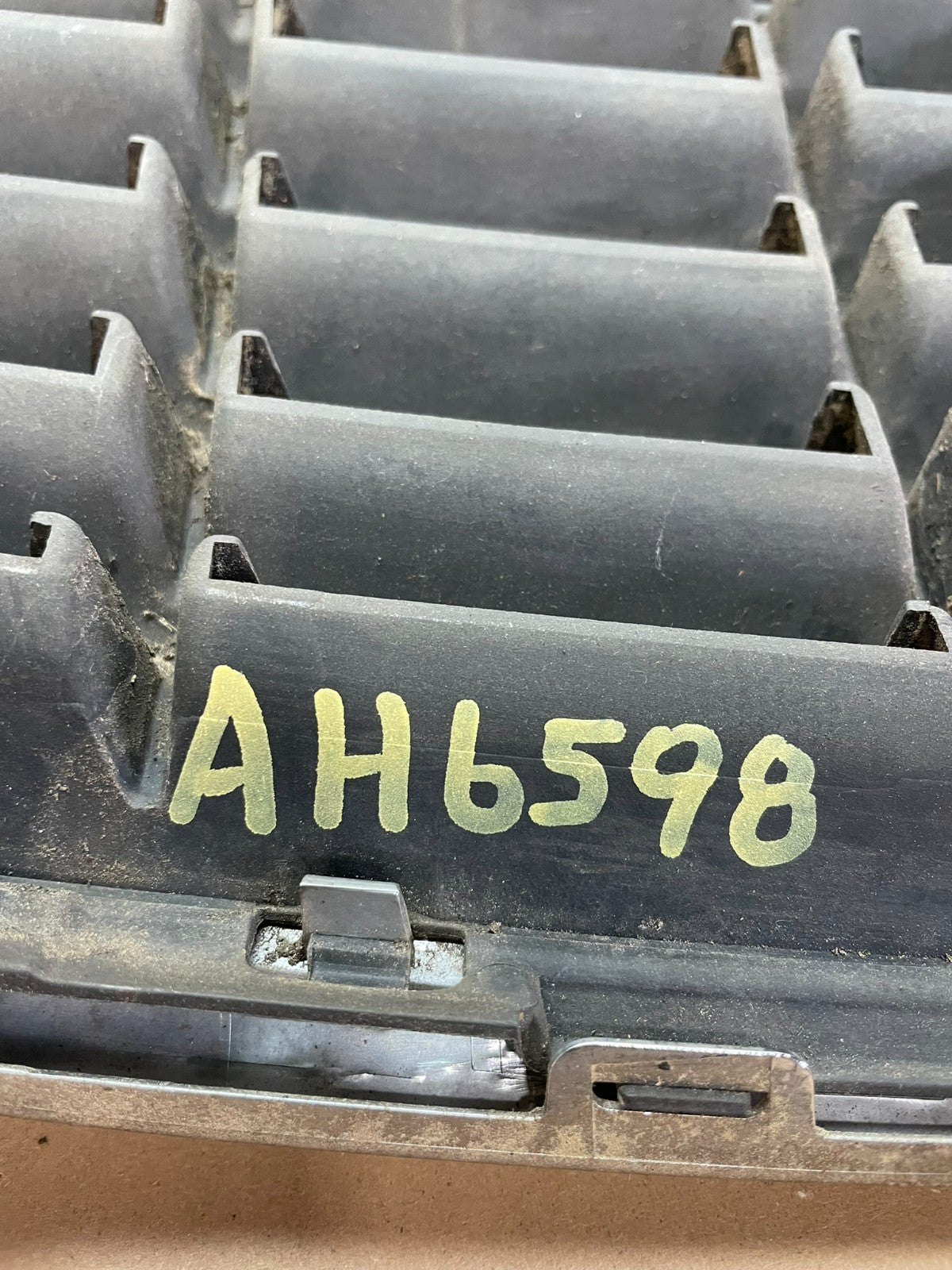 2000 to 2002 Audi A4 Upper Front Grill Grille AH6598 DG5