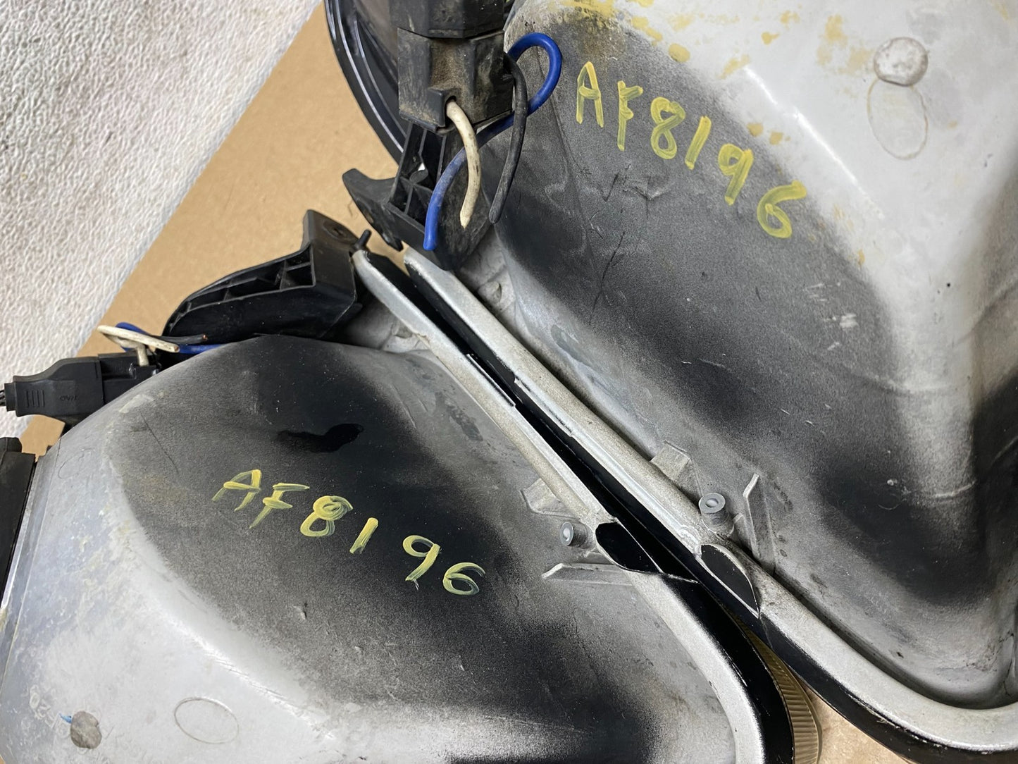 2000 - 2004 Toyota Tundra Left+Right Side Halogen Headlights AF8196 DW12