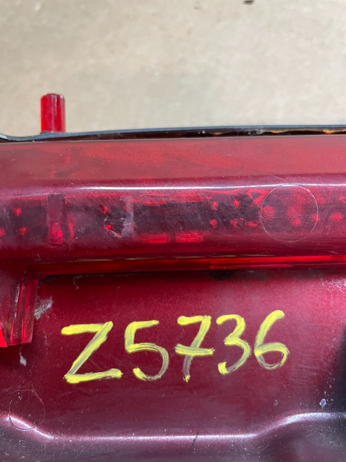 2000 to 2004 Cadillac Seville SLS Rear 3rd Break Light LID Trunk Z5736 DG9