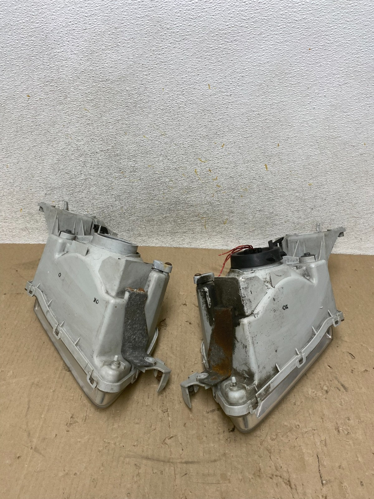 1999 to 2000 Mazda Protege Left+Right Side Headlights AH6890 DW6
