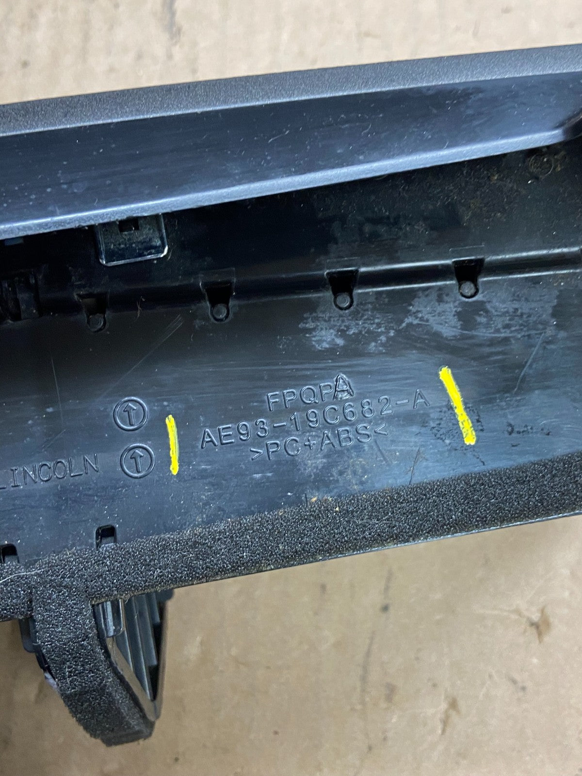 2013 - 2017 Lincoln Mkt Center Dash Gps Radio Bezel Panel Air Vent OEM T4613 DG5