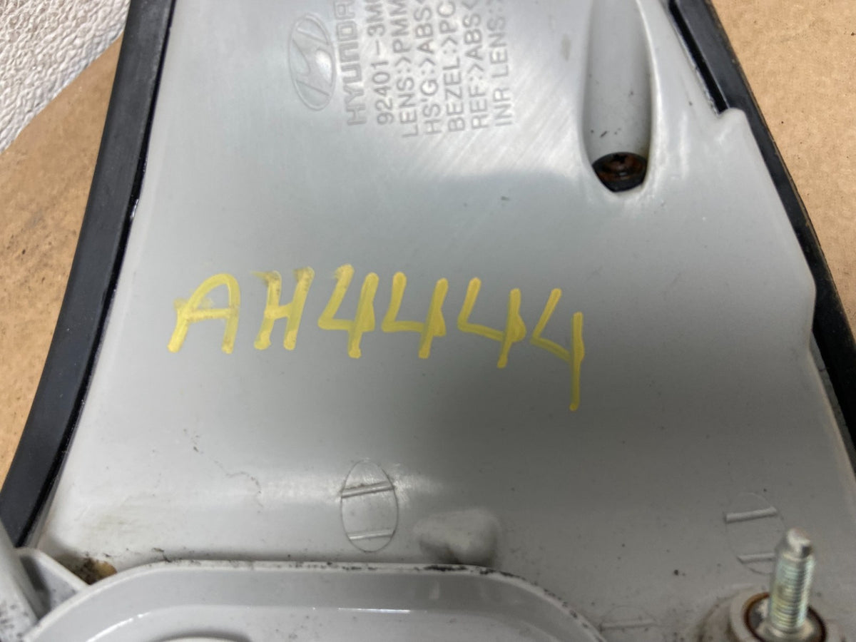 2009-2011 Hyundai Genesis Sedan Left Driver LH Tail Light AH4444 DW7