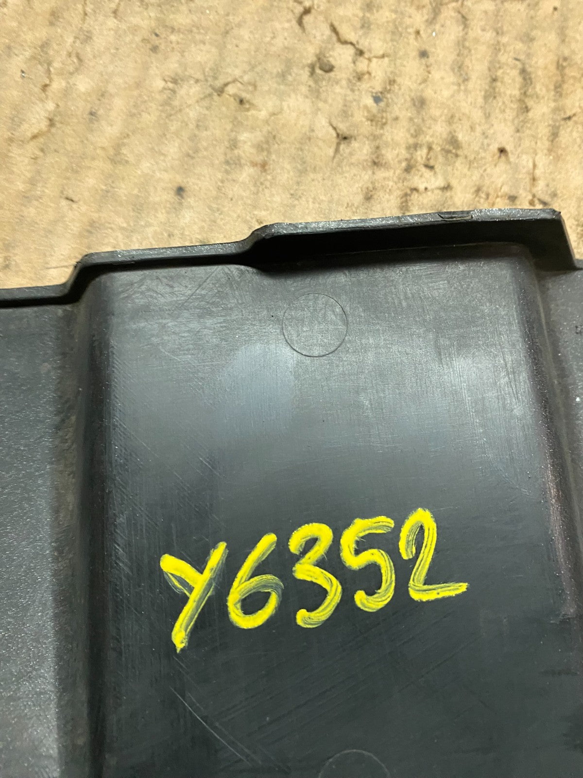 2001 to 2004 Nissan Pathfinder Engine Cover Ornament Y6352 DG7