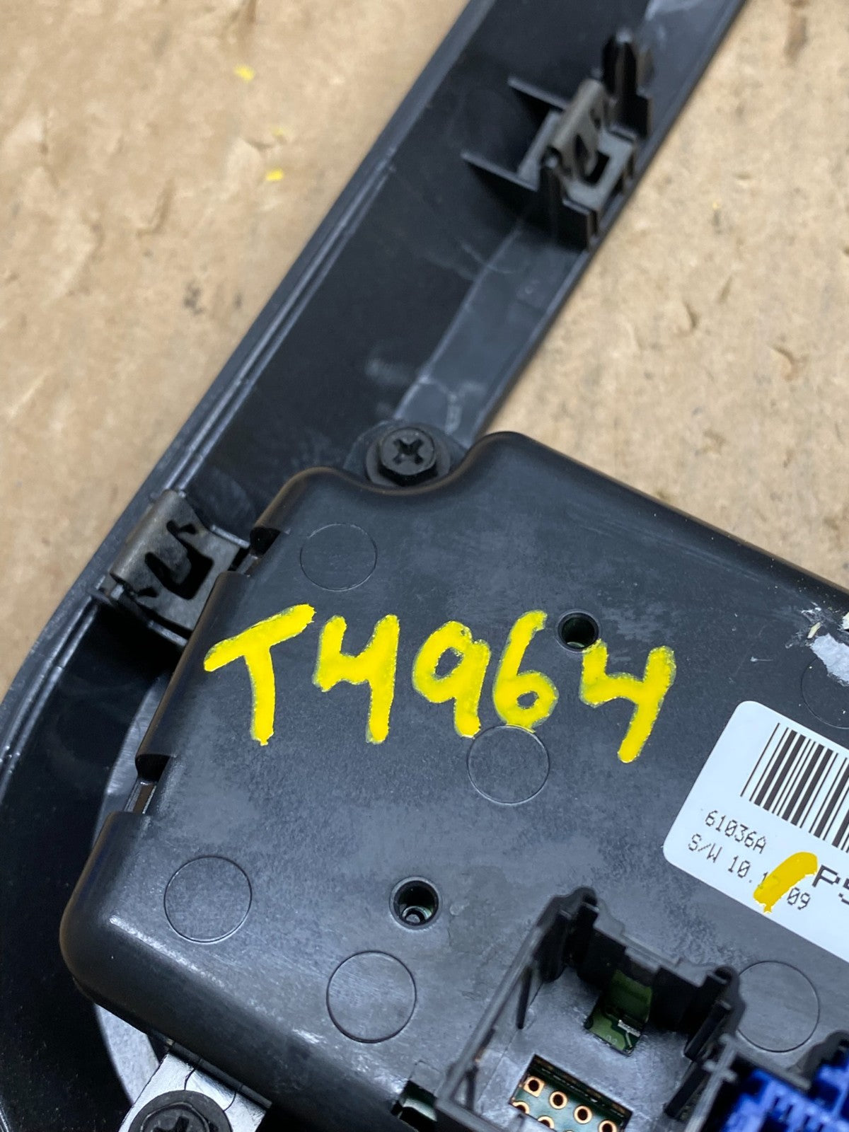 2011 to 2017 Jeep Compass Dash Climate Temperature Control Radio Bezel T4964 DG6