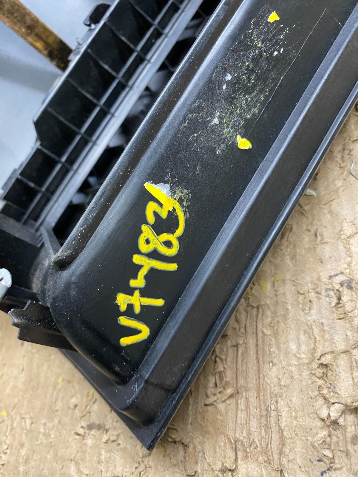 2003-2005 Lincoln Aviator Center Console Dash Trim Radio Cover OEM V7483 DG8