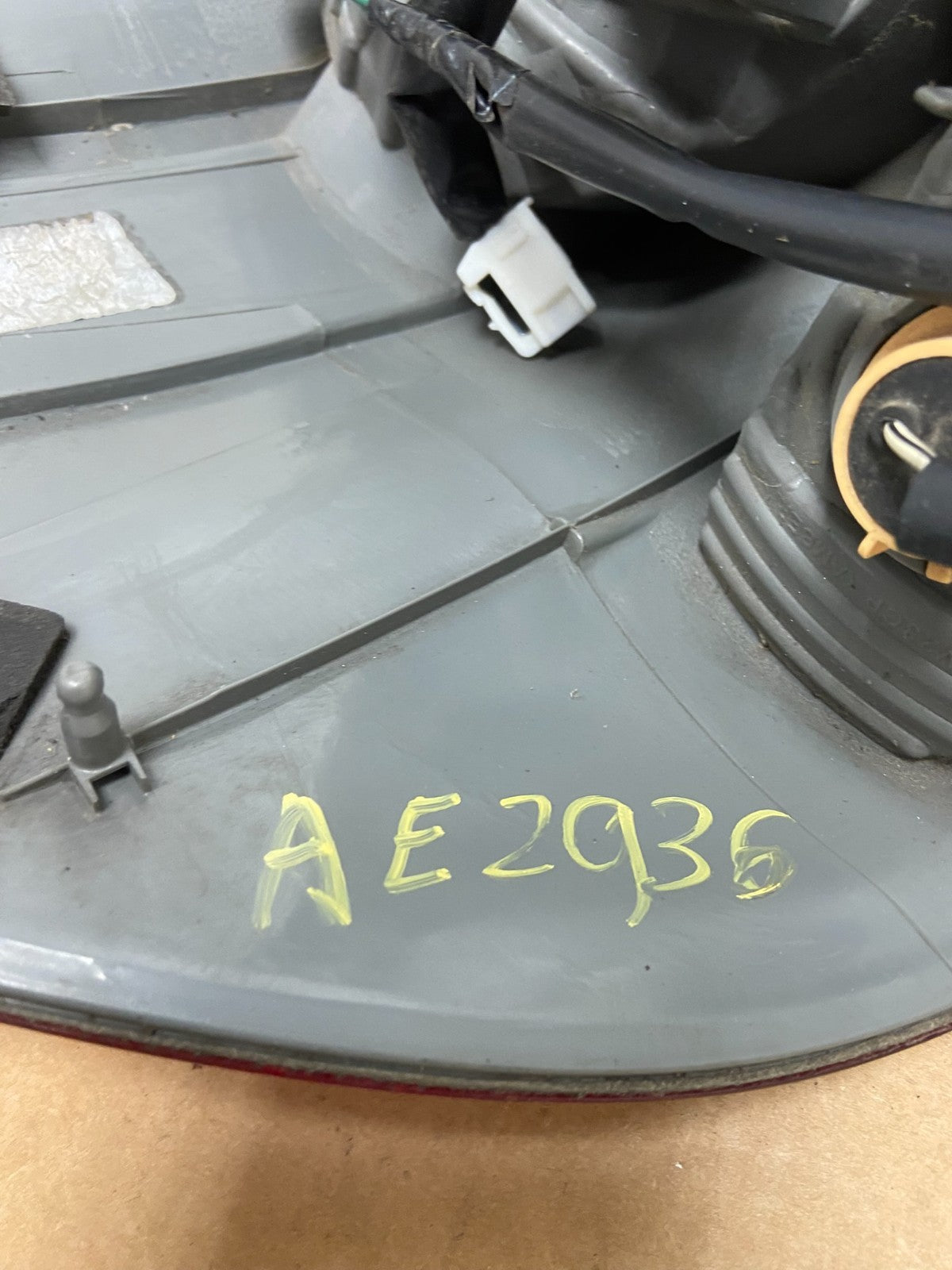 2005- 2007 Toyota Sequoia Right Passenger RH Tail light AE2936 DG6