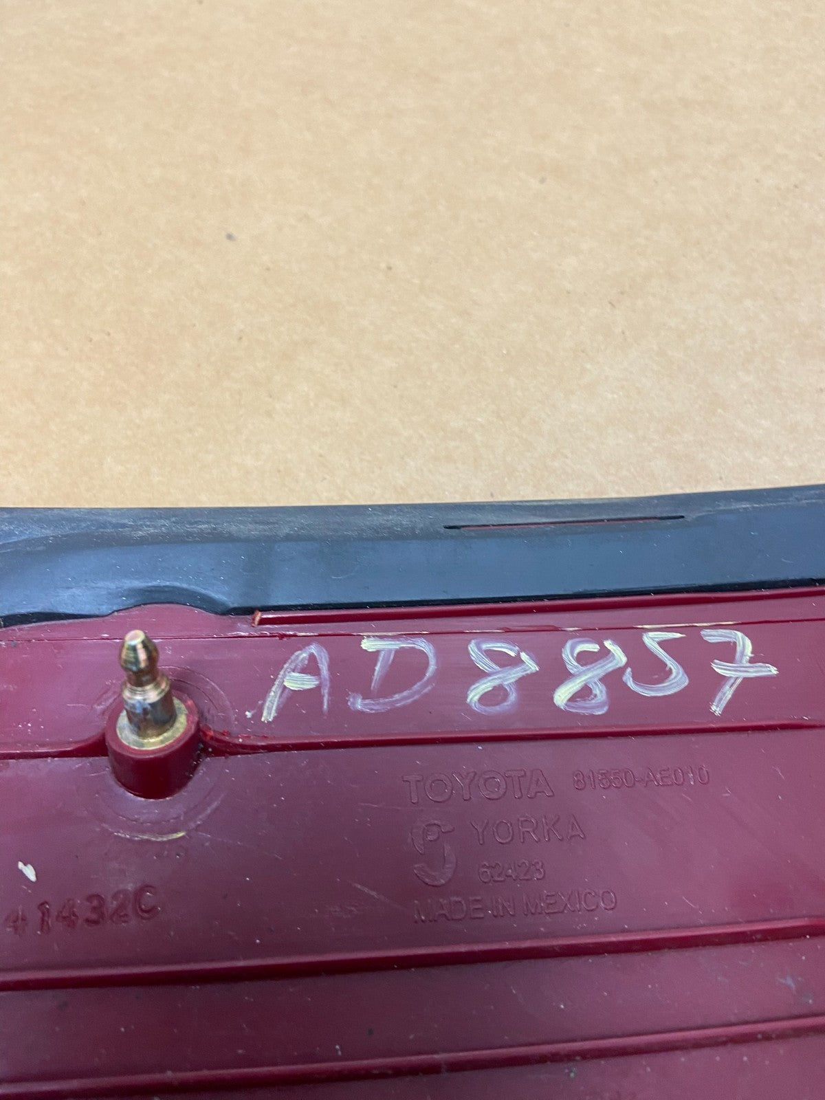 2004-2005 Toyota Sienna Right Passenger Rh Side Tail Light AD8857 DW7